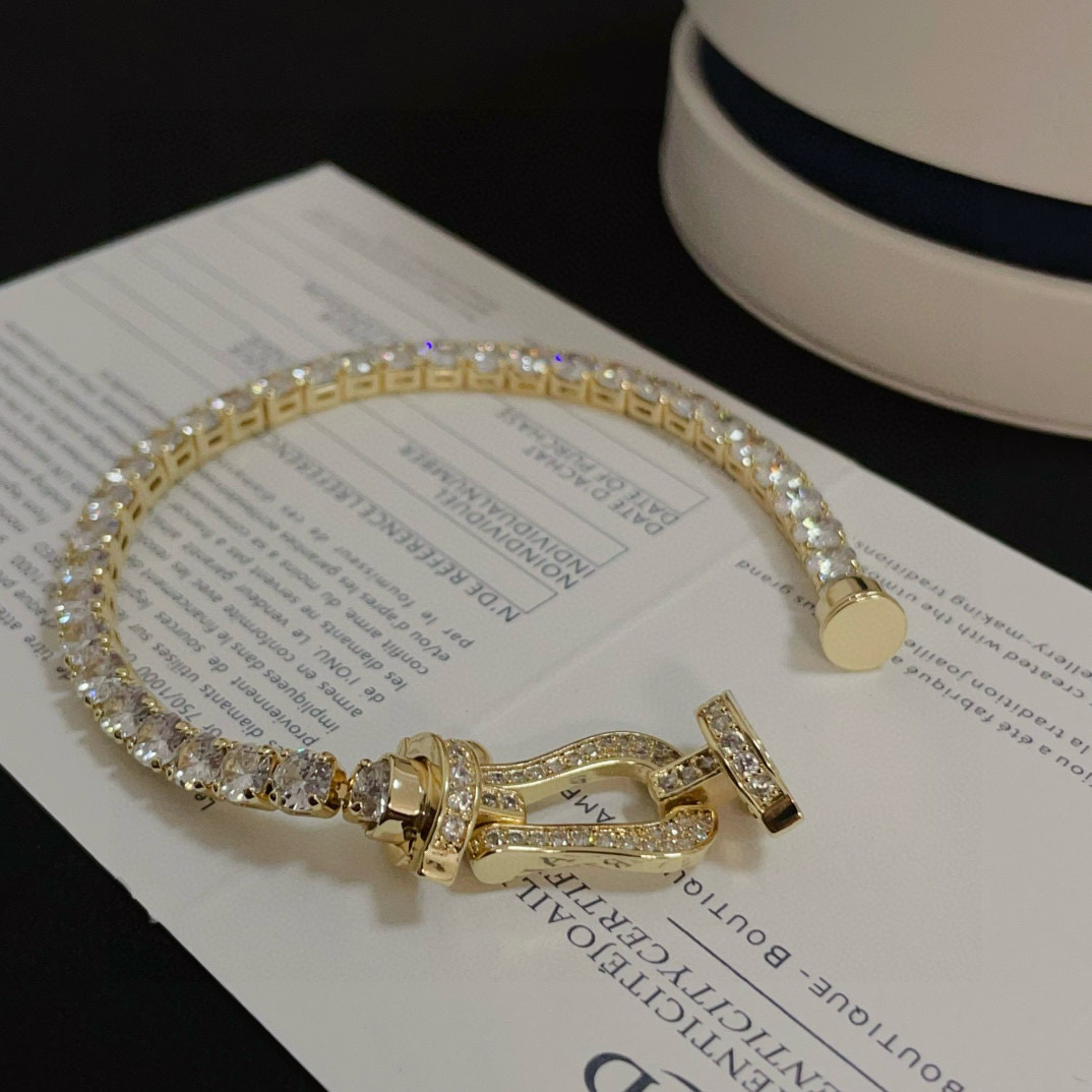 ❤火爆🎉 𝗙𝗥𝗘𝗗 费雷德满钻马蹄扣手镯 经典百搭，网红达人 时尚一族备必‬单品，时尚精致，1：1对版定