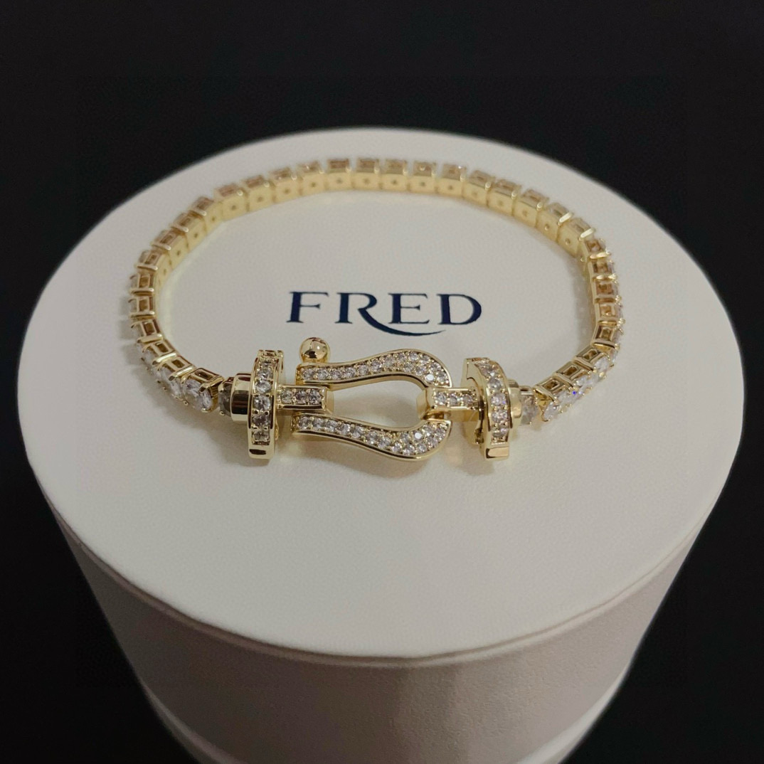 NO:754806,Popular Frederic full diamond horseshoe buckle bracelet, classic and versatile, a must-have item for fashionistas, fashionable and exquisite, 11 pairs of customized versions, thickened 18k electroplating process, the effect is very versatile!  !  , jewelry boutique, bracelet19860909火爆 费雷德满钻马蹄扣手镯 经典百搭,网红达人 时尚一族备必单品,时尚精致,11对版定制,加厚电镀18k工艺,上手效果非常百搭！！,饰品精品,bracelet,Jewelry