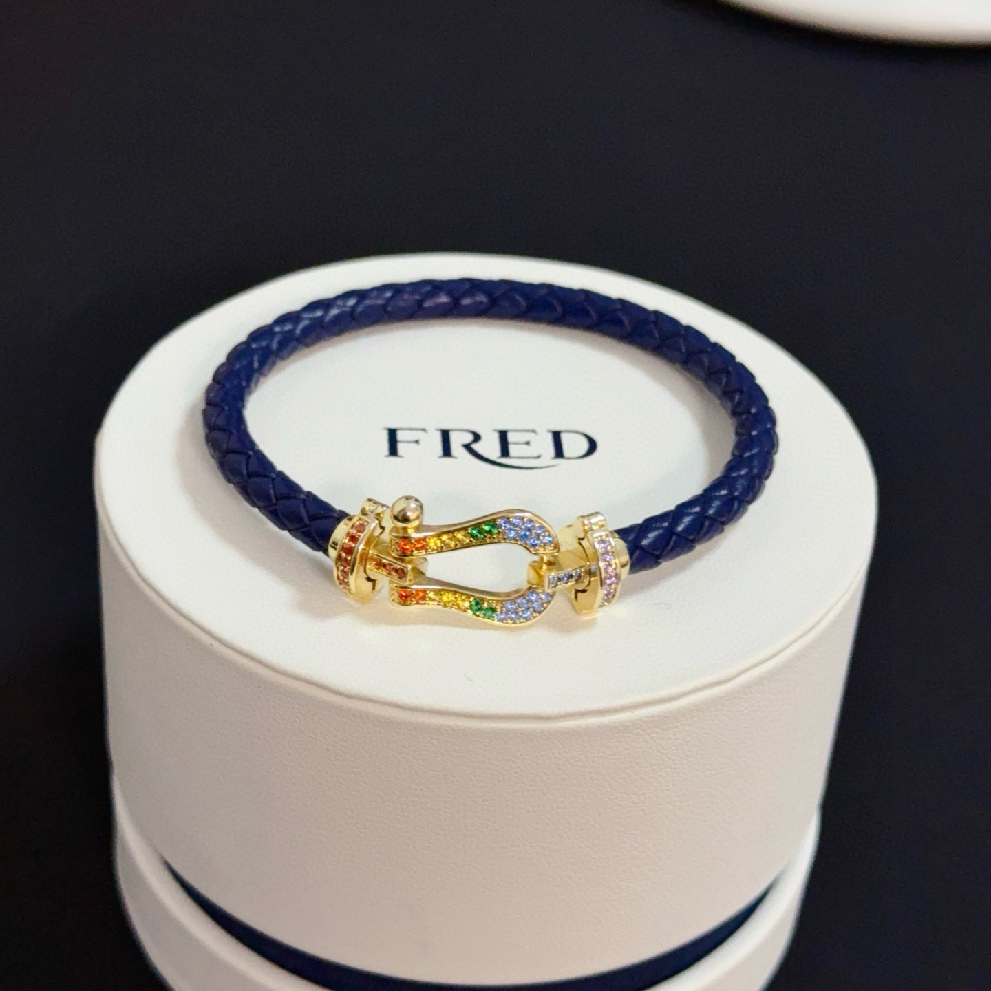 NO:754809,Popular Frederic full diamond horseshoe buckle leather rope bracelet, classic and versatile, a must-have item for fashionistas, fashionable and exquisite, 11 pairs of customized versions, thickened 18k electroplating process, the effect is very versatile!  !  , jewelry boutique, bracelet19860909火爆 费雷德满钻马蹄扣皮绳手镯 经典百搭,网红达人 时尚一族备必单品,时尚精致,11对版定制,加厚电镀18k工艺,上手效果非常百搭！！,饰品精品,bracelet,Jewelry