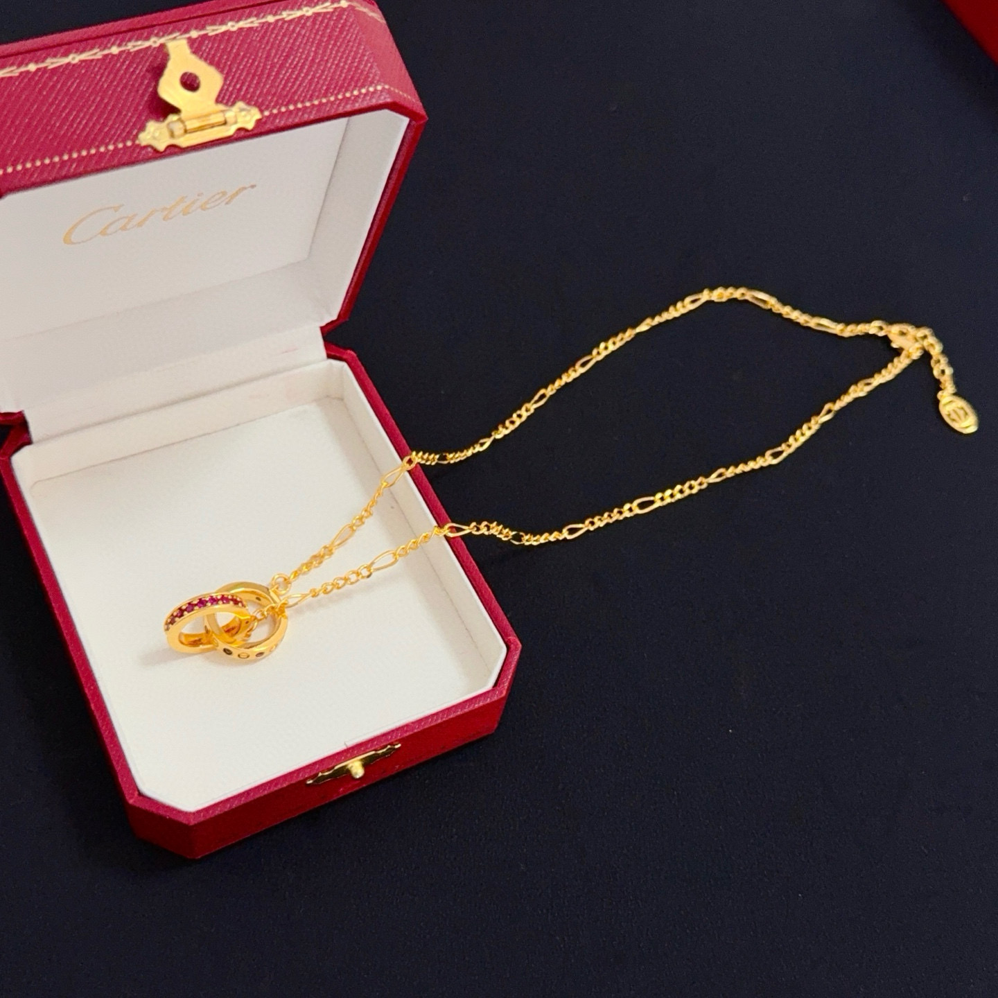 卡地亚镶钻项链 高端定制版本 镶嵌钻工艺 V金材质 经典而时尚风格 用凌厉线条重构爱情美学！打破常规，镶