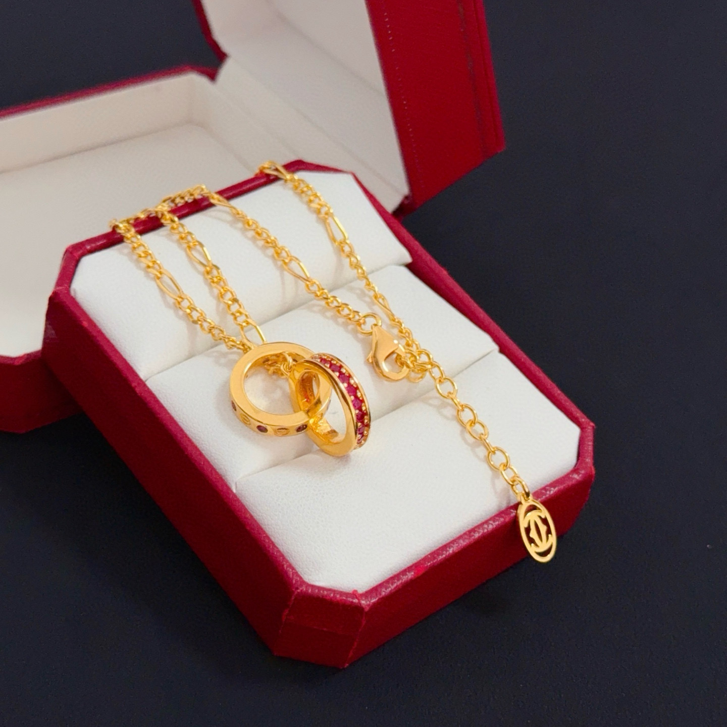 卡地亚镶钻项链 高端定制版本 镶嵌钻工艺 V金材质 经典而时尚风格 用凌厉线条重构爱情美学！打破常规，镶