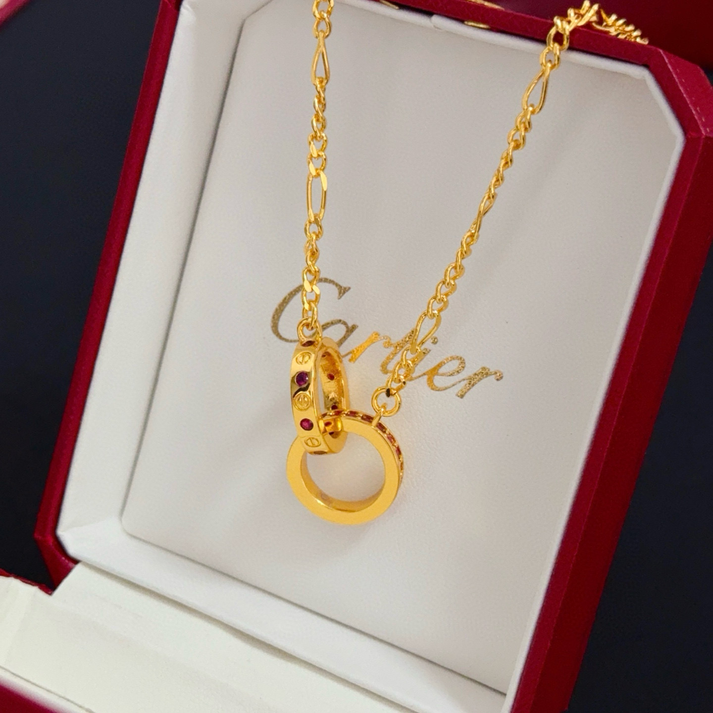 卡地亚镶钻项链 高端定制版本 镶嵌钻工艺 V金材质 经典而时尚风格 用凌厉线条重构爱情美学！打破常规，镶