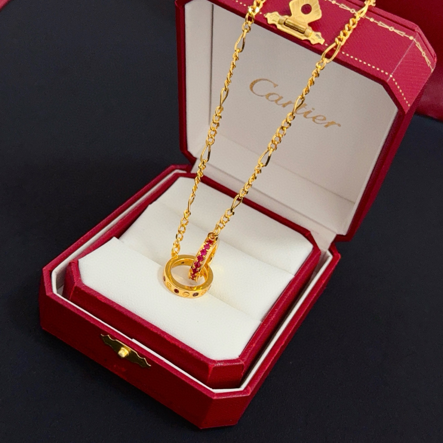 卡地亚镶钻项链 高端定制版本 镶嵌钻工艺 V金材质 经典而时尚风格 用凌厉线条重构爱情美学！打破常规，镶