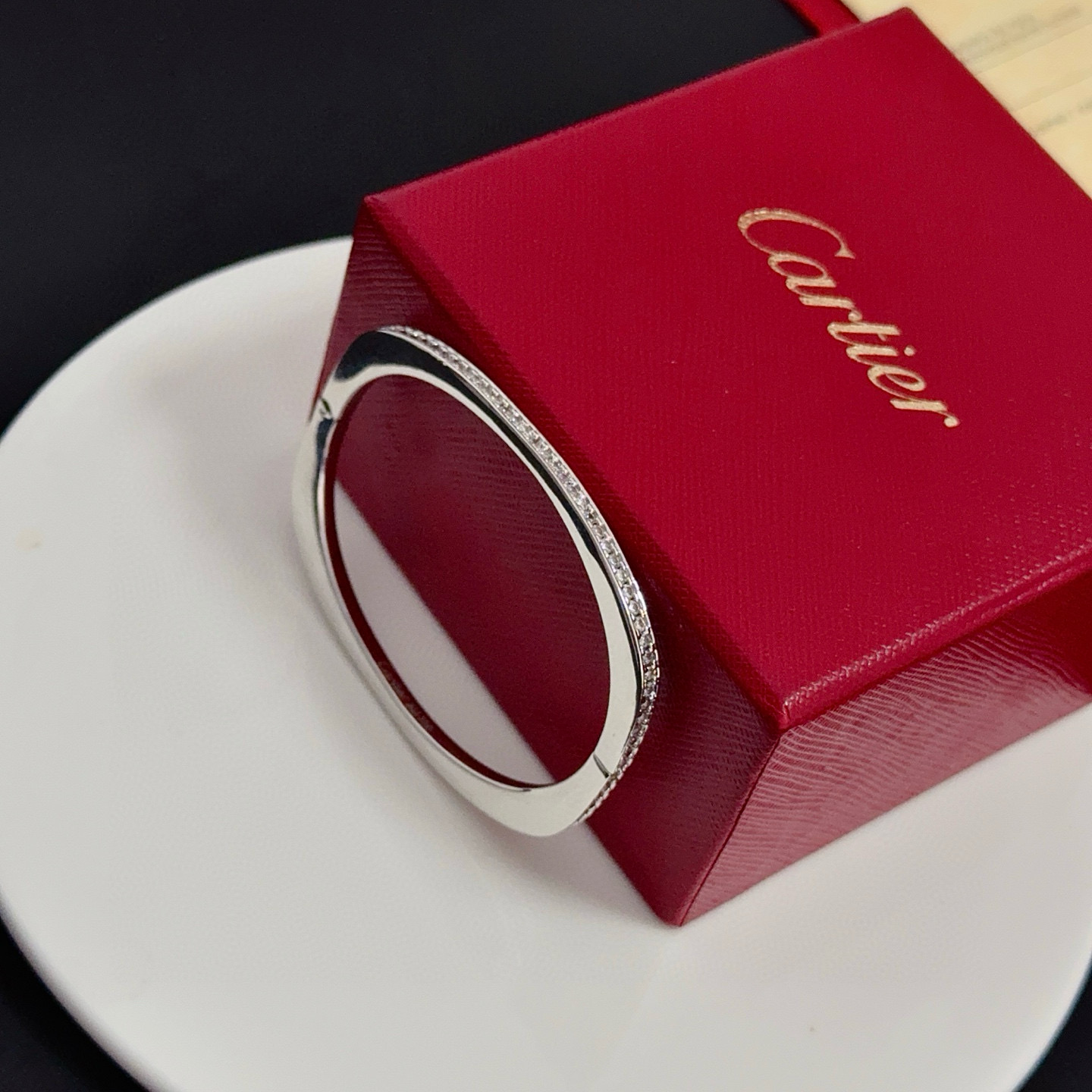 卡地亚手镯 高端定制版本 镶嵌钻工艺 V金材质 经典而时尚风格 用凌厉线条重构爱情美学！打破常规，镶嵌钻