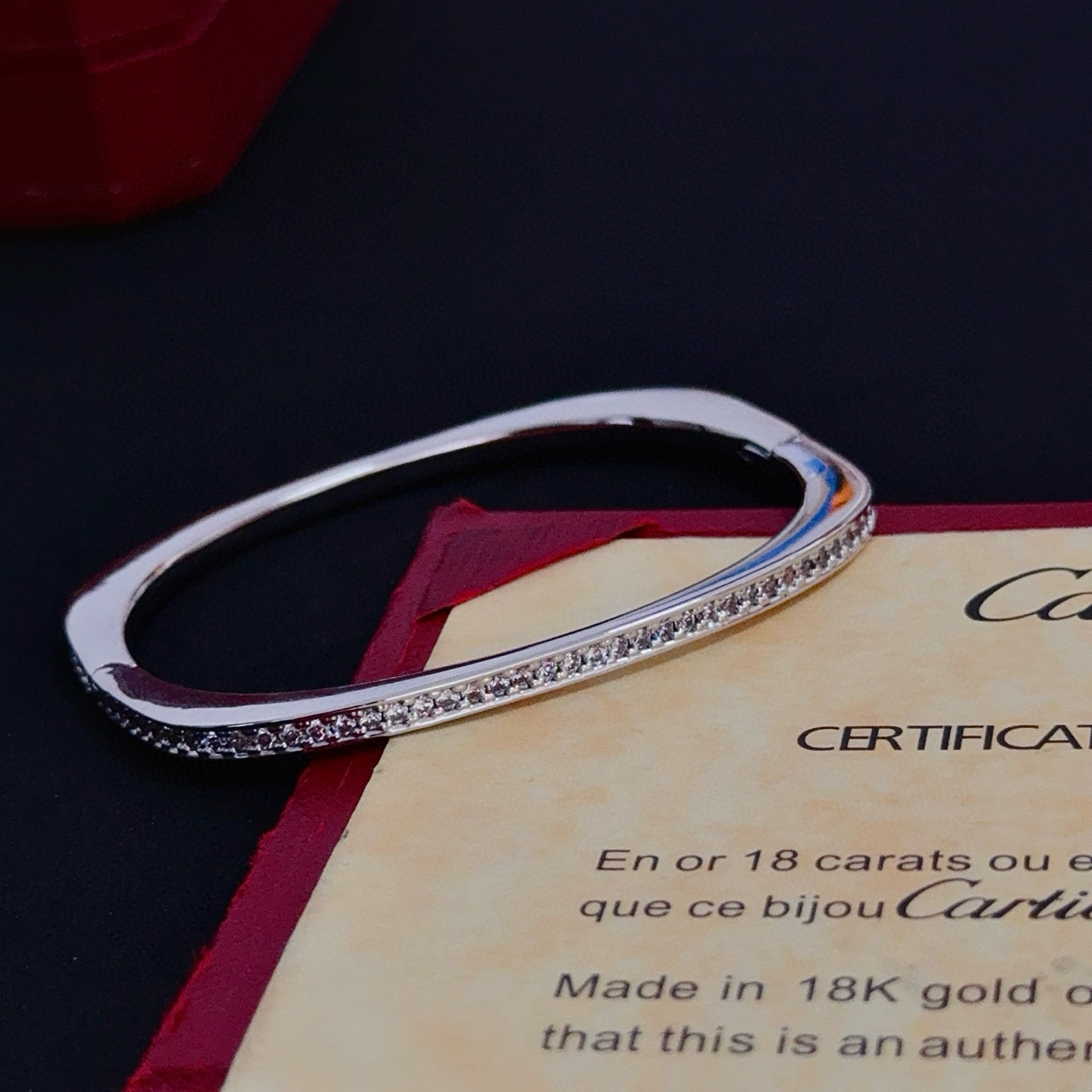 卡地亚手镯 高端定制版本 镶嵌钻工艺 V金材质 经典而时尚风格 用凌厉线条重构爱情美学！打破常规，镶嵌钻
