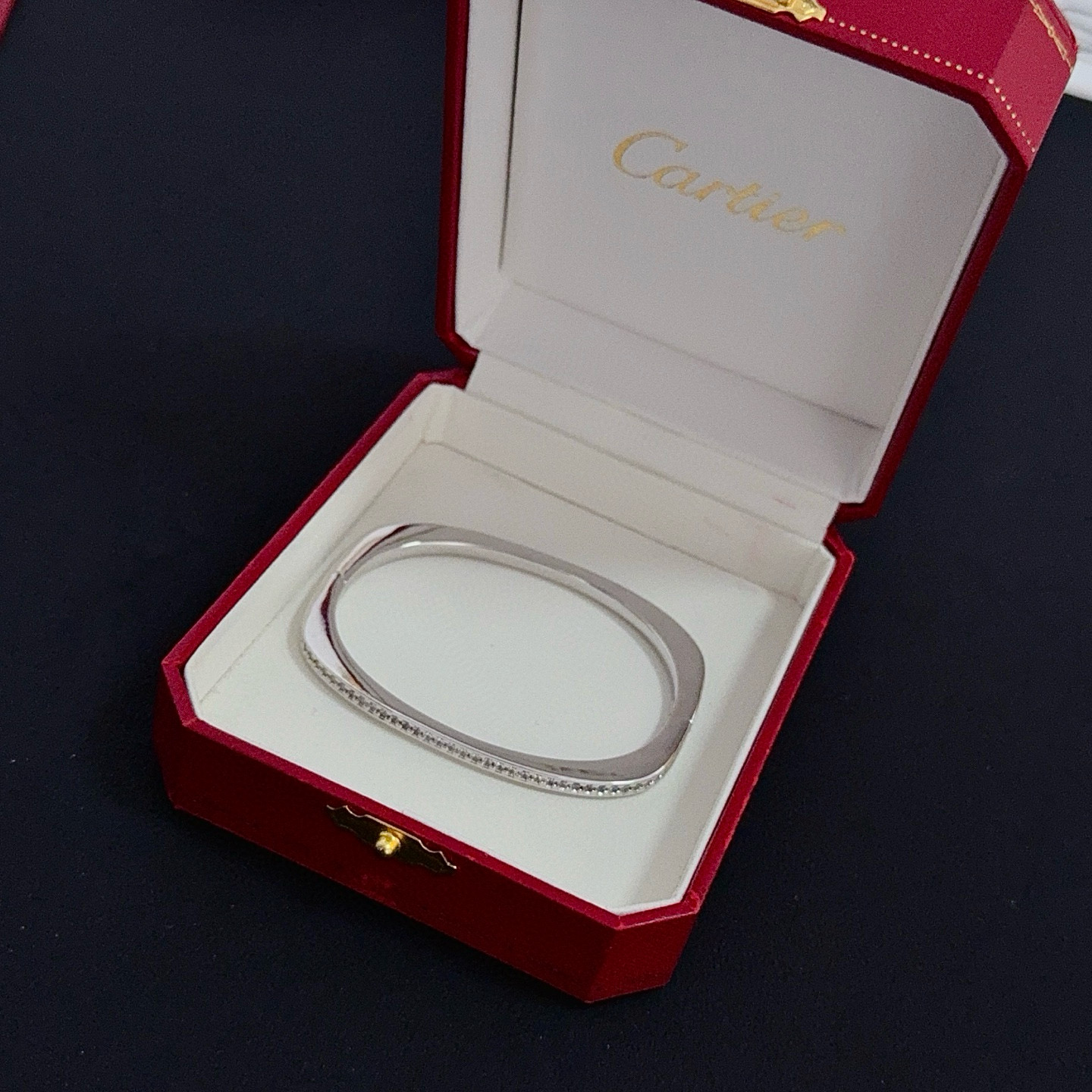 卡地亚手镯 高端定制版本 镶嵌钻工艺 V金材质 经典而时尚风格 用凌厉线条重构爱情美学！打破常规，镶嵌钻