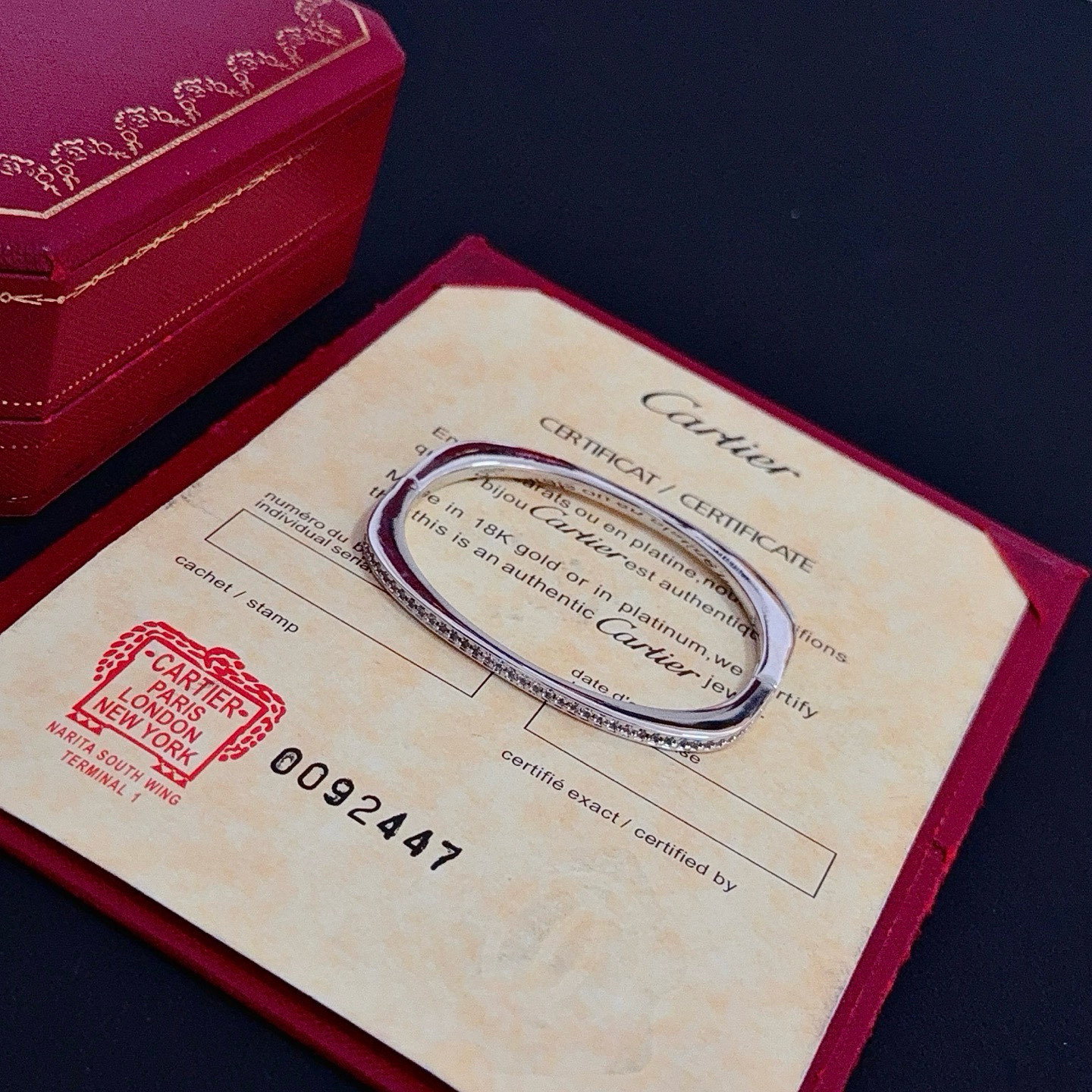 卡地亚手镯 高端定制版本 镶嵌钻工艺 V金材质 经典而时尚风格 用凌厉线条重构爱情美学！打破常规，镶嵌钻