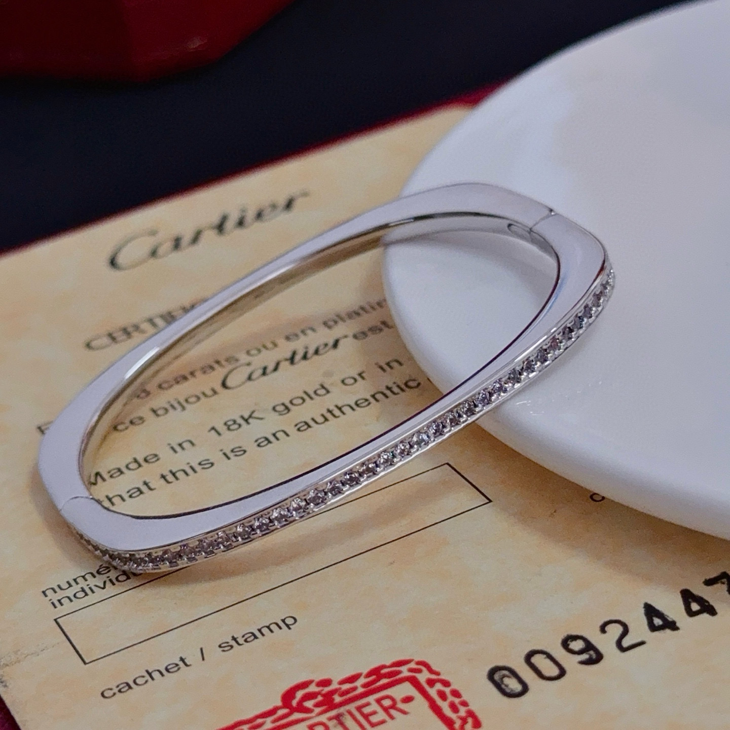 卡地亚手镯 高端定制版本 镶嵌钻工艺 V金材质 经典而时尚风格 用凌厉线条重构爱情美学！打破常规，镶嵌钻