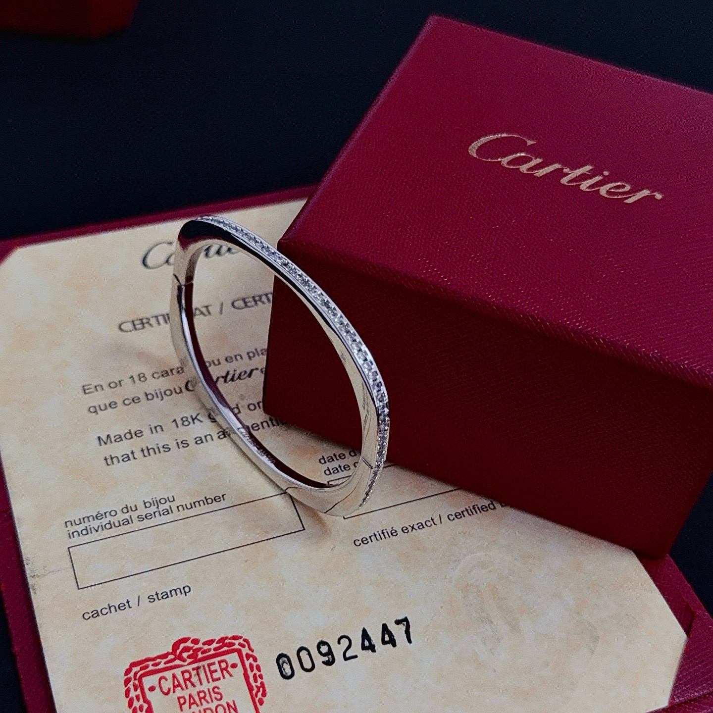 卡地亚手镯 高端定制版本 镶嵌钻工艺 V金材质 经典而时尚风格 用凌厉线条重构爱情美学！打破常规，镶嵌钻