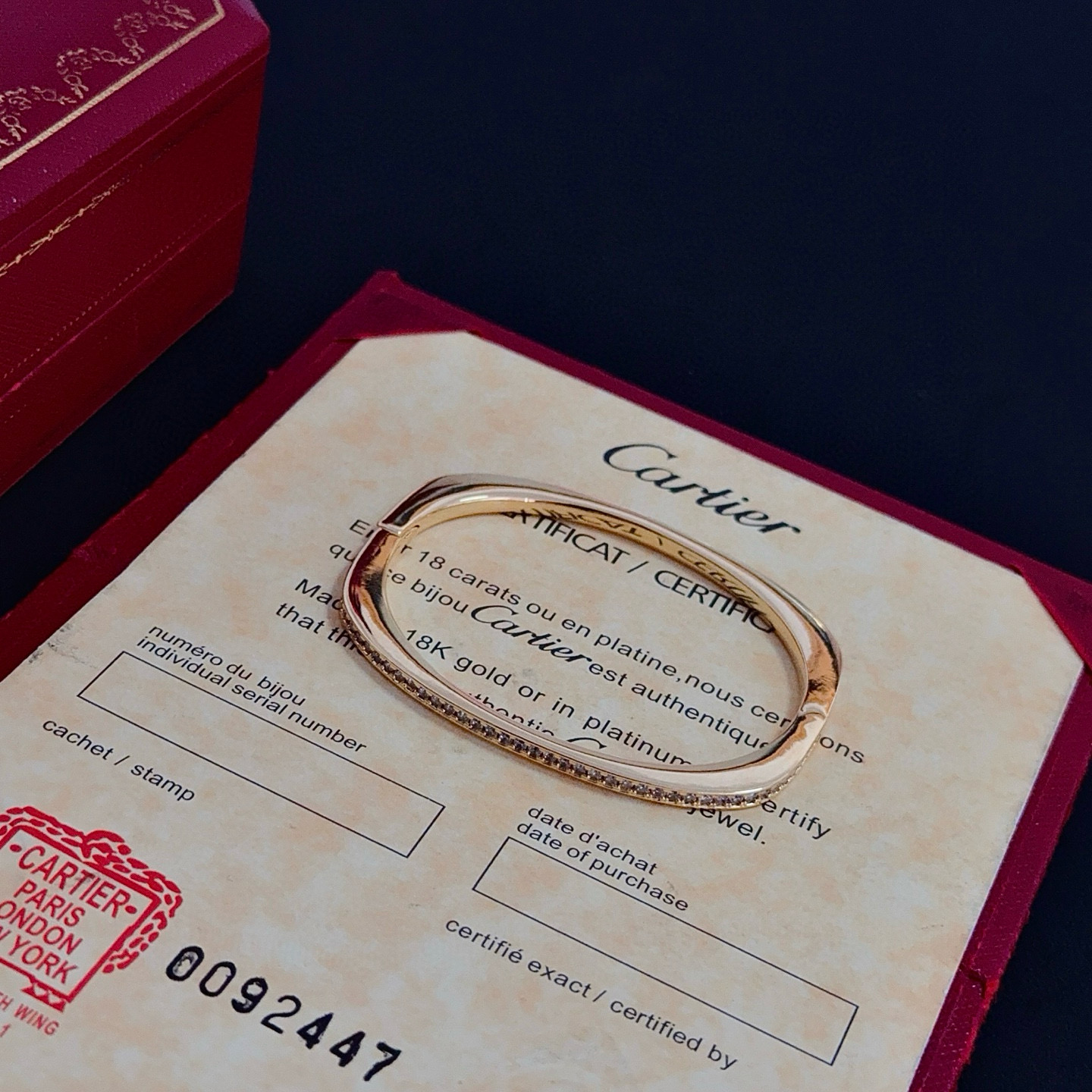 卡地亚手镯 高端定制版本 镶嵌钻工艺 V金材质 经典而时尚风格 用凌厉线条重构爱情美学！打破常规，镶嵌钻