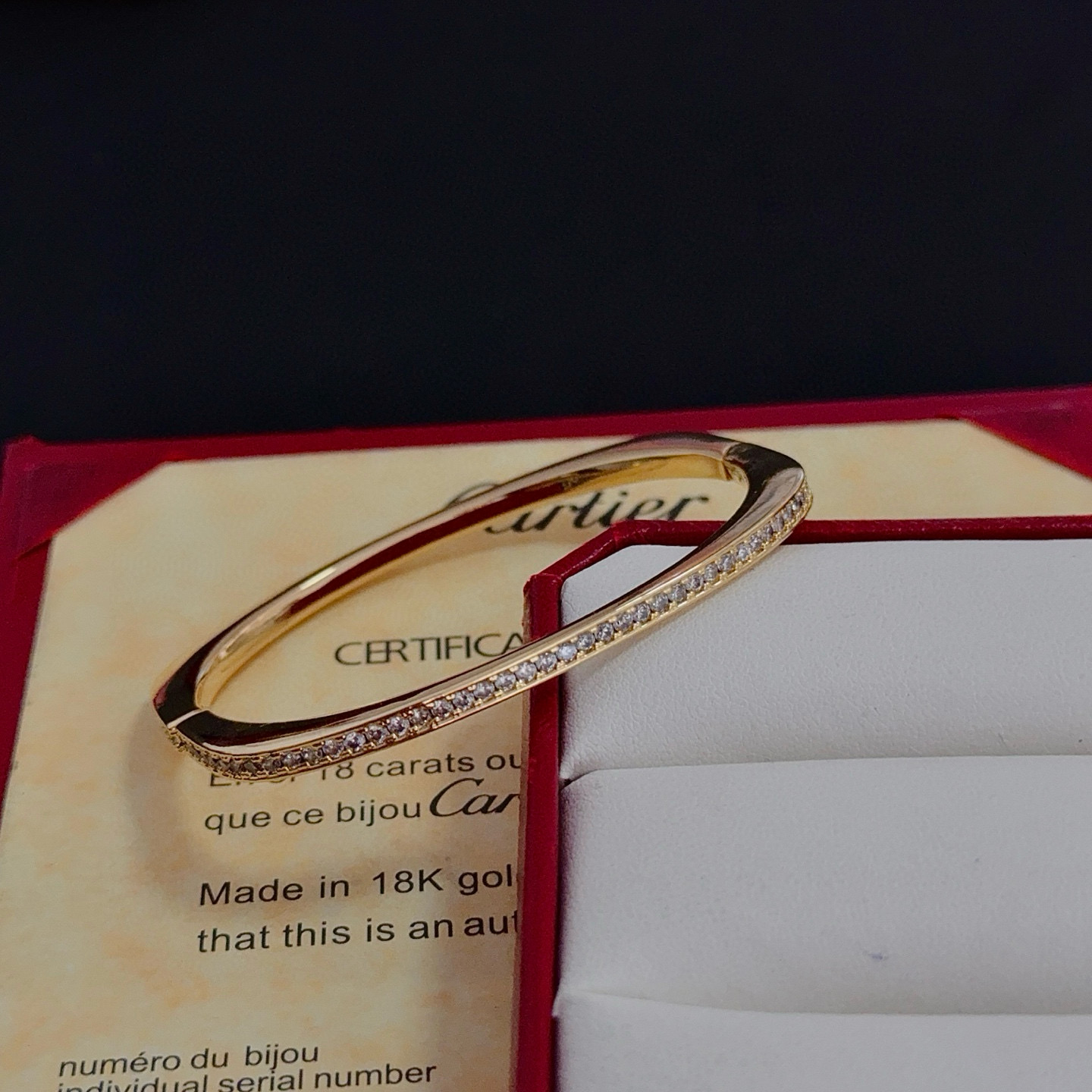 卡地亚手镯 高端定制版本 镶嵌钻工艺 V金材质 经典而时尚风格 用凌厉线条重构爱情美学！打破常规，镶嵌钻