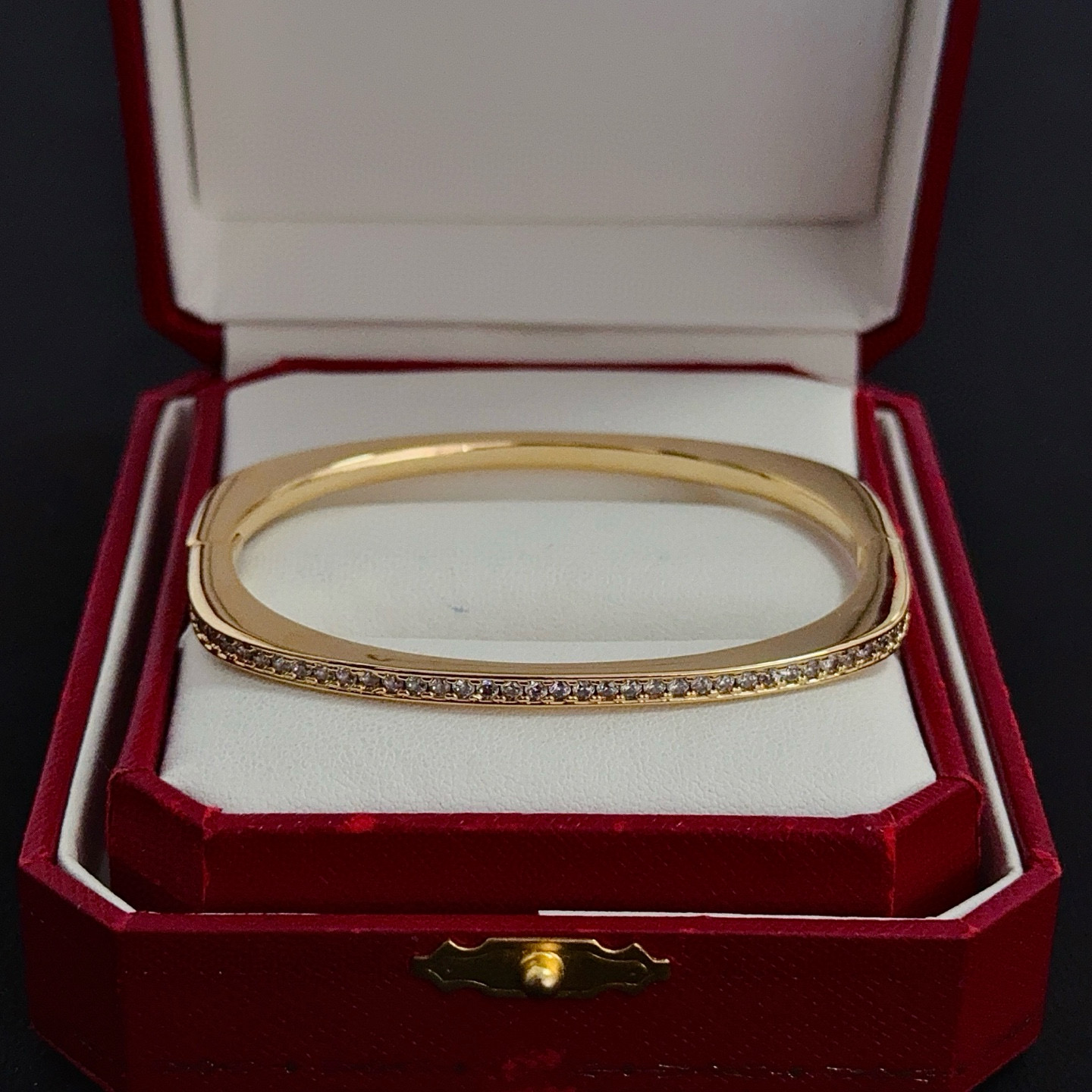 卡地亚手镯 高端定制版本 镶嵌钻工艺 V金材质 经典而时尚风格 用凌厉线条重构爱情美学！打破常规，镶嵌钻