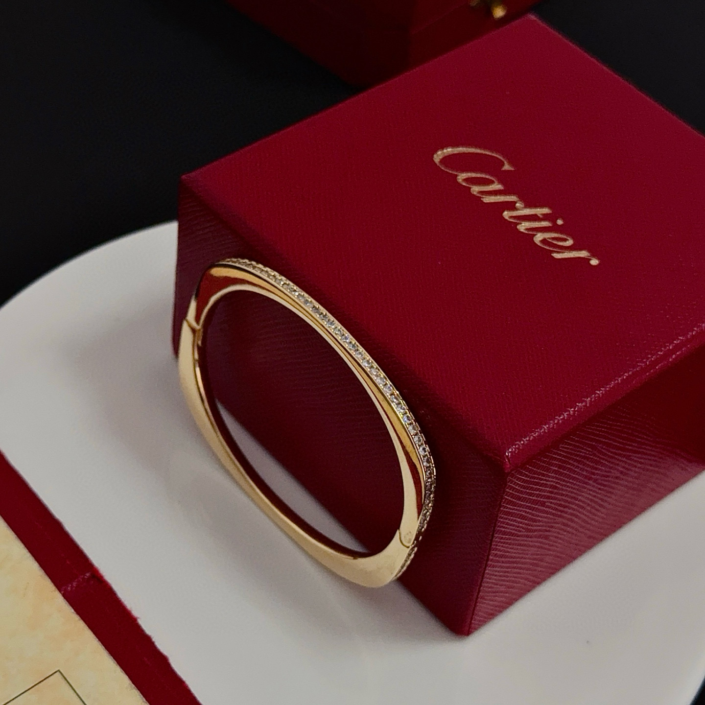 卡地亚手镯 高端定制版本 镶嵌钻工艺 V金材质 经典而时尚风格 用凌厉线条重构爱情美学！打破常规，镶嵌钻