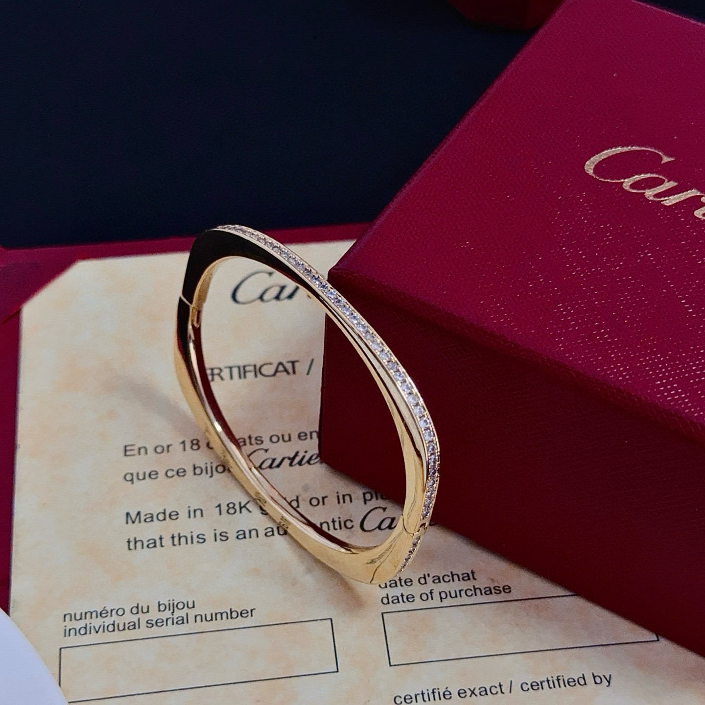 卡地亚手镯 高端定制版本 镶嵌钻工艺 V金材质 经典而时尚风格 用凌厉线条重构爱情美学！打破常规，镶嵌钻