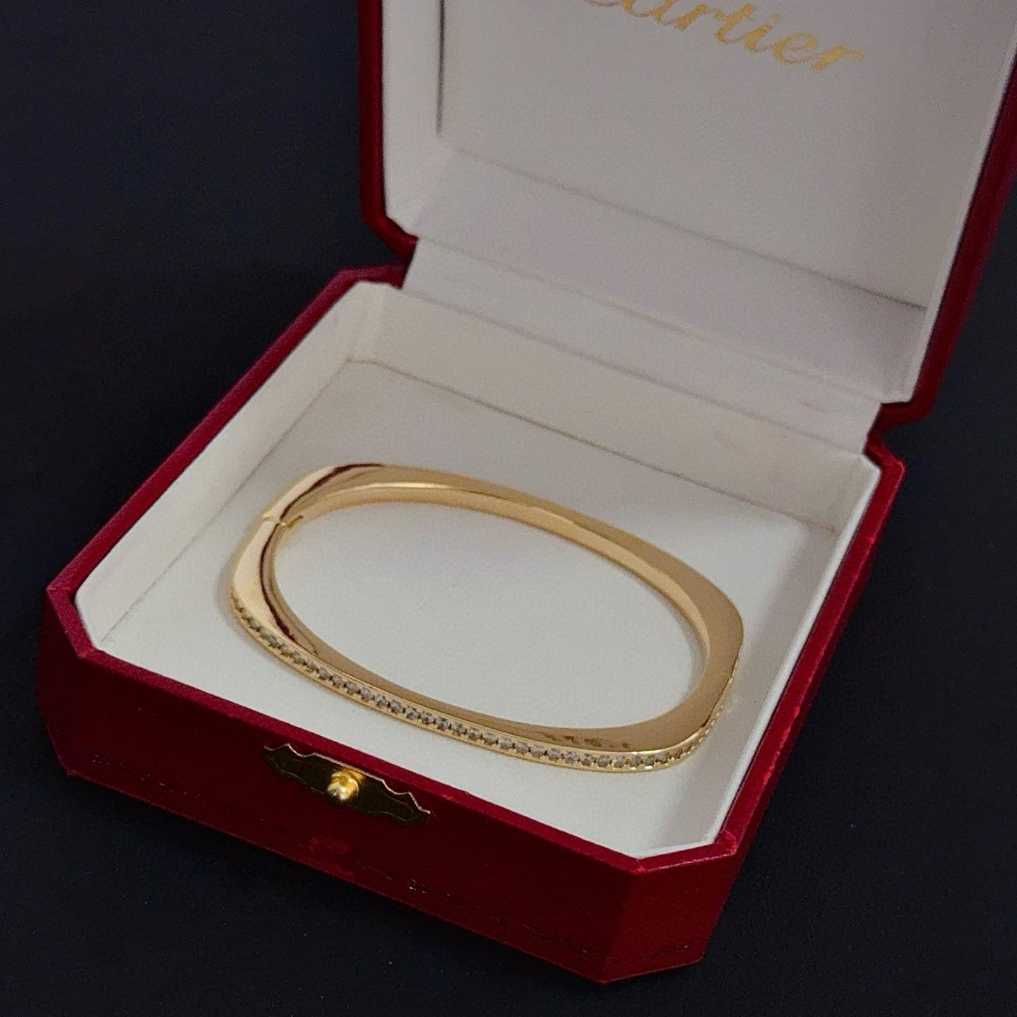 卡地亚手镯 高端定制版本 镶嵌钻工艺 V金材质 经典而时尚风格 用凌厉线条重构爱情美学！打破常规，镶嵌钻