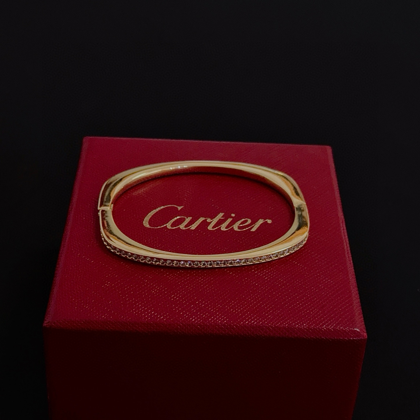 卡地亚手镯 高端定制版本 镶嵌钻工艺 V金材质 经典而时尚风格 用凌厉线条重构爱情美学！打破常规，镶嵌钻