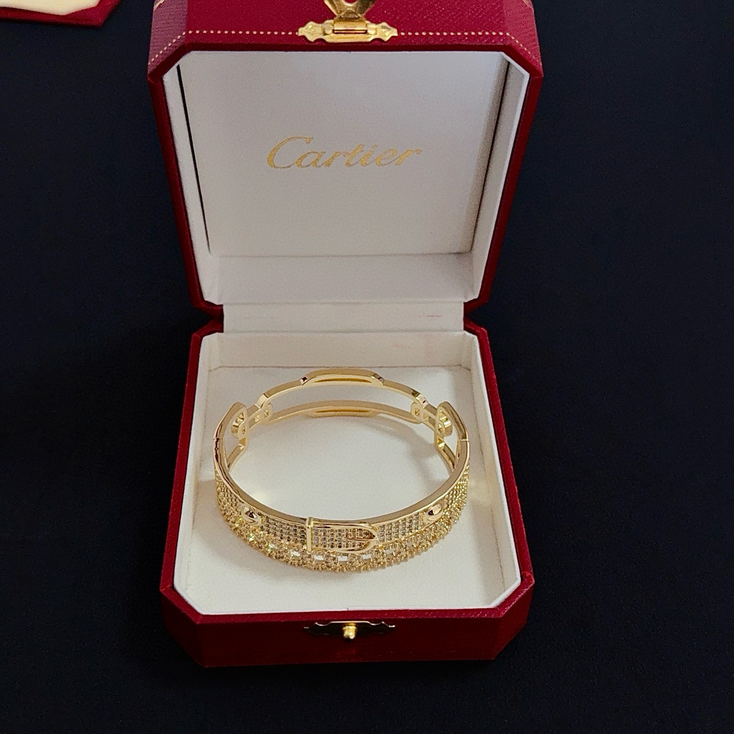 卡地亚手镯 高端定制版本 镶嵌钻工艺 V金材质 经典而时尚风格 用凌厉线条重构爱情美学！打破常规，镶嵌钻