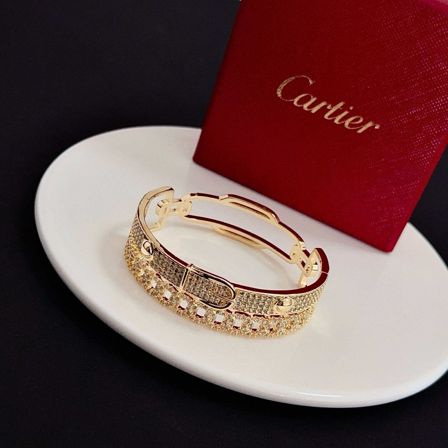卡地亚手镯 高端定制版本 镶嵌钻工艺 V金材质 经典而时尚风格 用凌厉线条重构爱情美学！打破常规，镶嵌钻