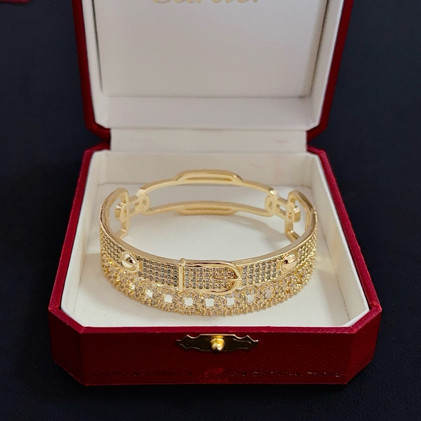 卡地亚手镯 高端定制版本 镶嵌钻工艺 V金材质 经典而时尚风格 用凌厉线条重构爱情美学！打破常规，镶嵌钻