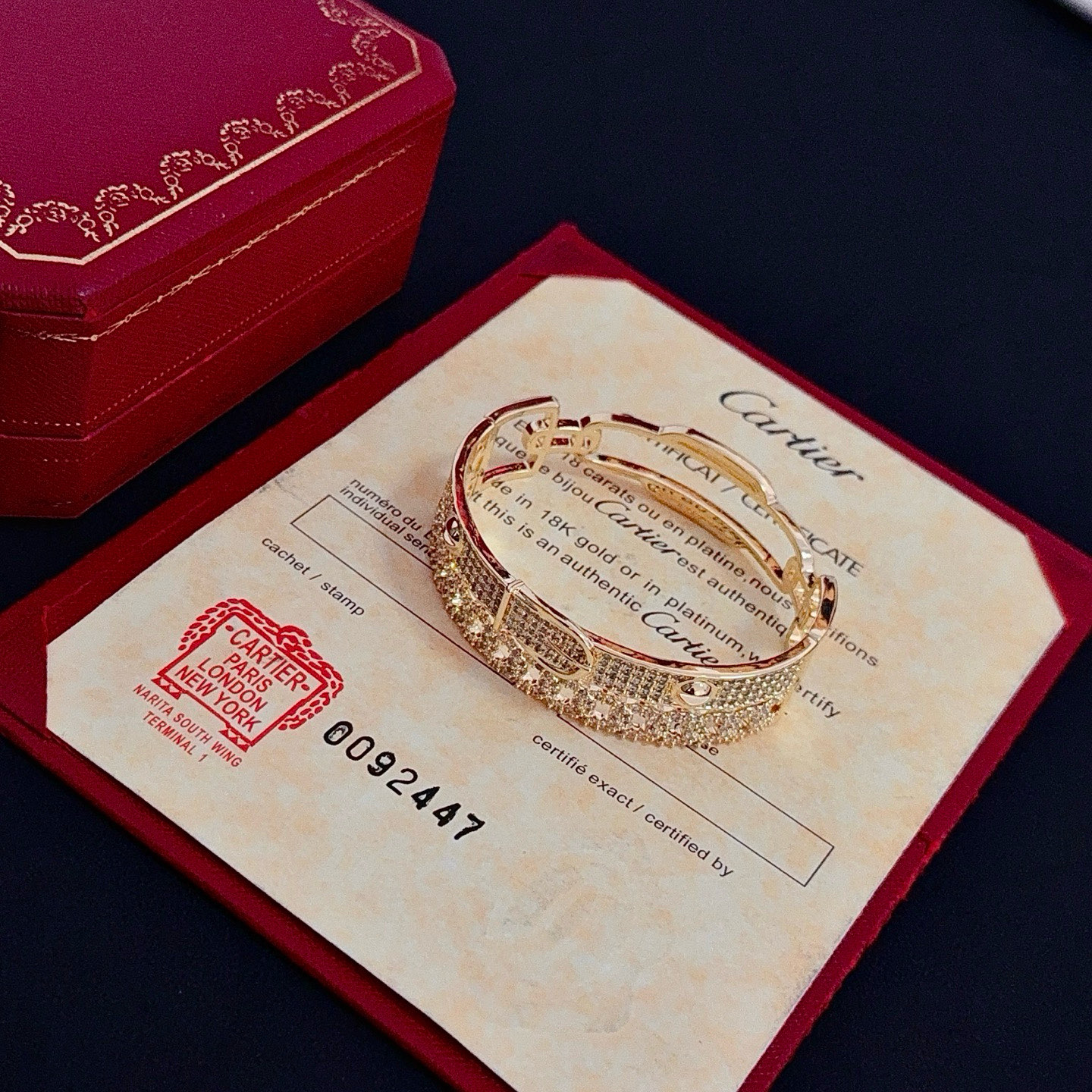 卡地亚手镯 高端定制版本 镶嵌钻工艺 V金材质 经典而时尚风格 用凌厉线条重构爱情美学！打破常规，镶嵌钻