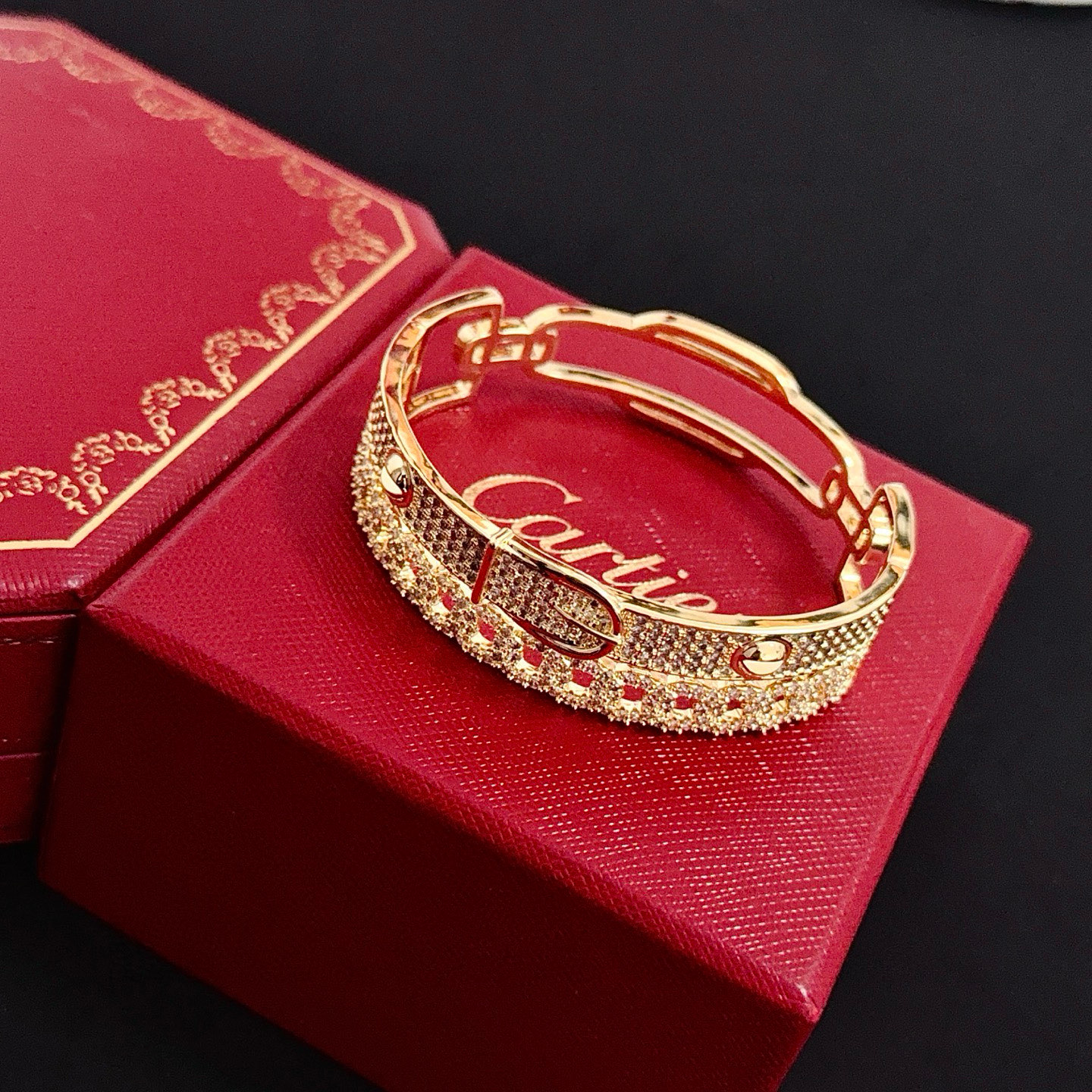 卡地亚手镯 高端定制版本 镶嵌钻工艺 V金材质 经典而时尚风格 用凌厉线条重构爱情美学！打破常规，镶嵌钻