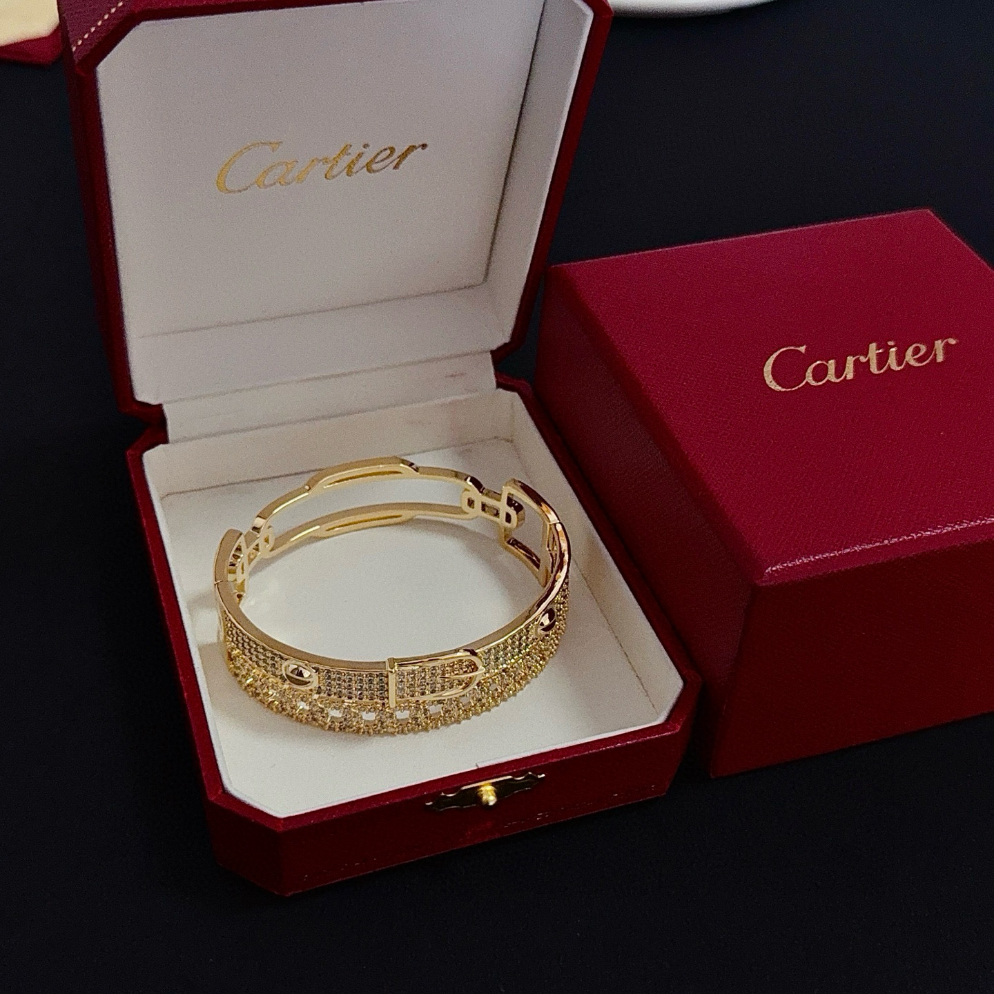 NO:754827,Cartier bracelet, high-end customized version, inlaid with diamond craftsmanship, V gold material, classic and fashionable style, reconstructing the aesthetics of love with sharp lines!  Breaking the rules, the diamond-encrusted design actually achieves the ceiling of high-end sense - no need for flashy accumulation, love should be as pure as ever. Cartier is loved by many celebrities and Internet celebrities. The Leopard series bracelet is absolutely an eternal classic, and it is not limited to men and women, and there is no age limit!  Wear it and you will be the center of attention!  , jewelry boutique, cartier, bracelet19860909卡地亚手镯 高端定制版本 镶嵌钻工艺 V金材质 经典而时尚风格 用凌厉线条重构爱情美学！打破常规,镶嵌钻设计反而成就高级感天花板——无需浮华堆砌,爱本应纯粹如初 卡地亚受众多明星网红的爱戴 豹子系列手镯 绝对是永恒经典 而且男女不限 年龄不限 ！戴上它你就是焦点！,饰品精品,cartier,bracelet,Jewelry