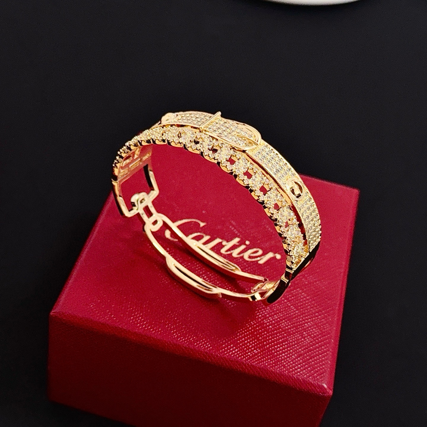 卡地亚手镯 高端定制版本 镶嵌钻工艺 V金材质 经典而时尚风格 用凌厉线条重构爱情美学！打破常规，镶嵌钻