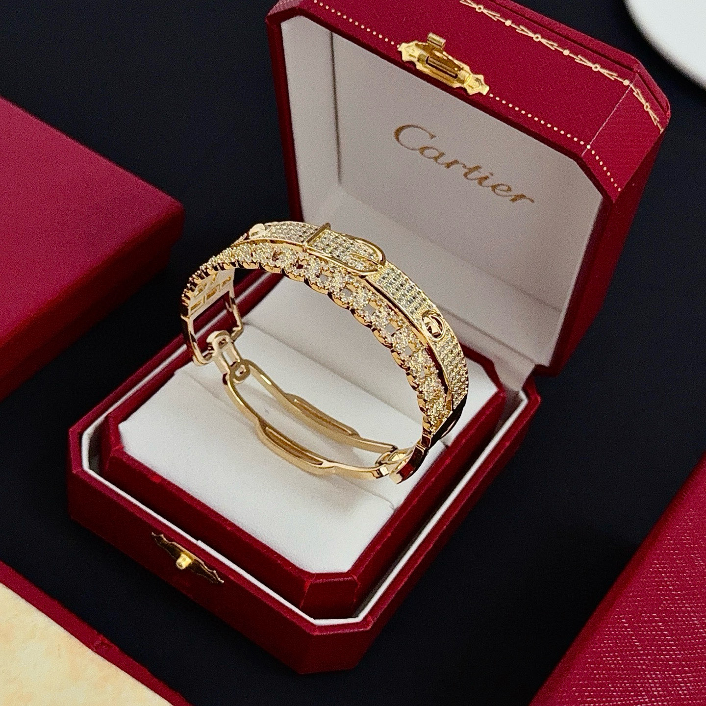 卡地亚手镯 高端定制版本 镶嵌钻工艺 V金材质 经典而时尚风格 用凌厉线条重构爱情美学！打破常规，镶嵌钻