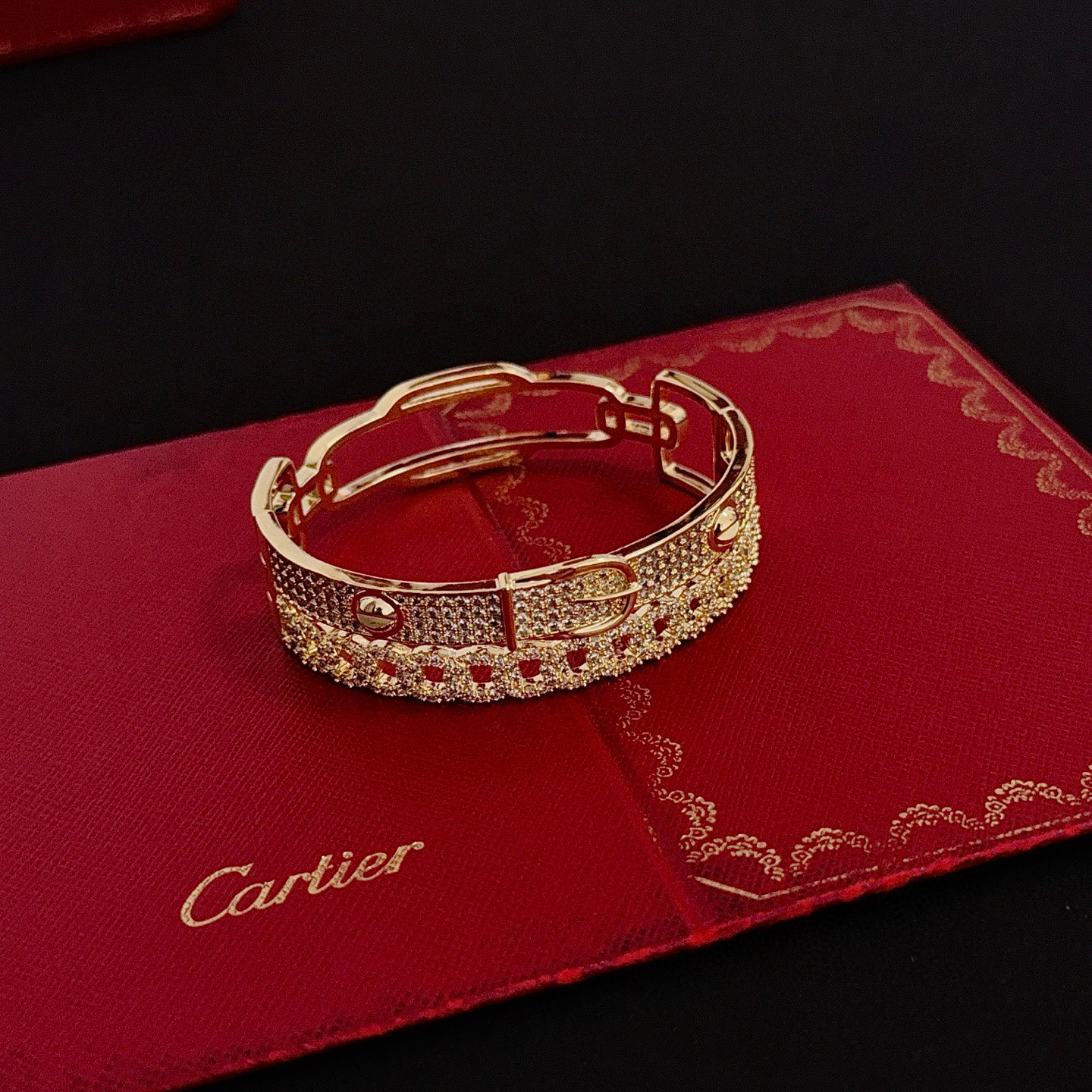 卡地亚手镯 高端定制版本 镶嵌钻工艺 V金材质 经典而时尚风格 用凌厉线条重构爱情美学！打破常规，镶嵌钻