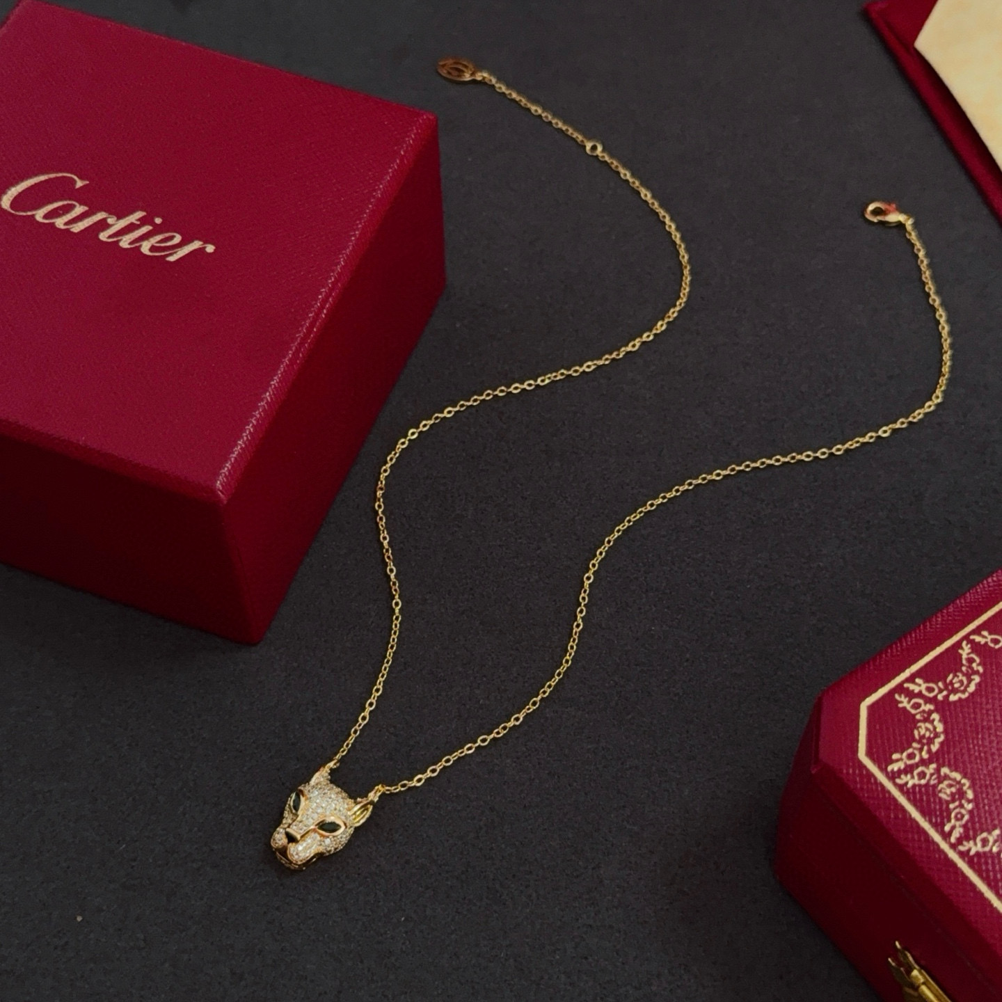 Cartier 卡地亚镶钻豹头项链 高端定制版本 镶嵌钻工艺 V金材质 而 风格 用凌厉线条重构爱情美学 打破常规