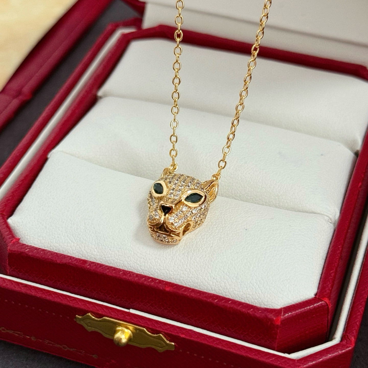 Cartier 卡地亚镶钻豹头项链 高端定制版本 镶嵌钻工艺 V金材质 而 风格 用凌厉线条重构爱情美学 打破常规