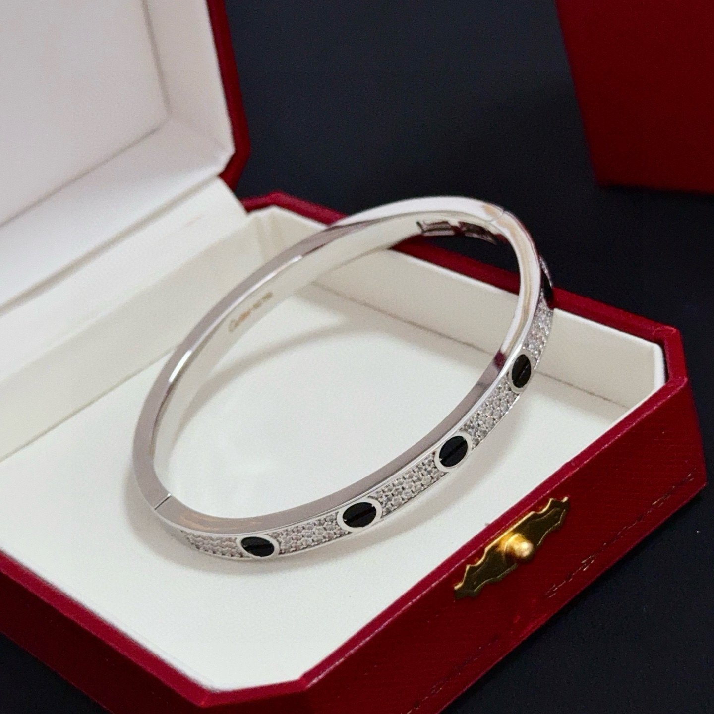 卡地亚镶钻手镯 高端定制版本 镶嵌钻工艺 V金材质 经典而时尚风格 用凌厉线条重构爱情美学！打破常规，镶