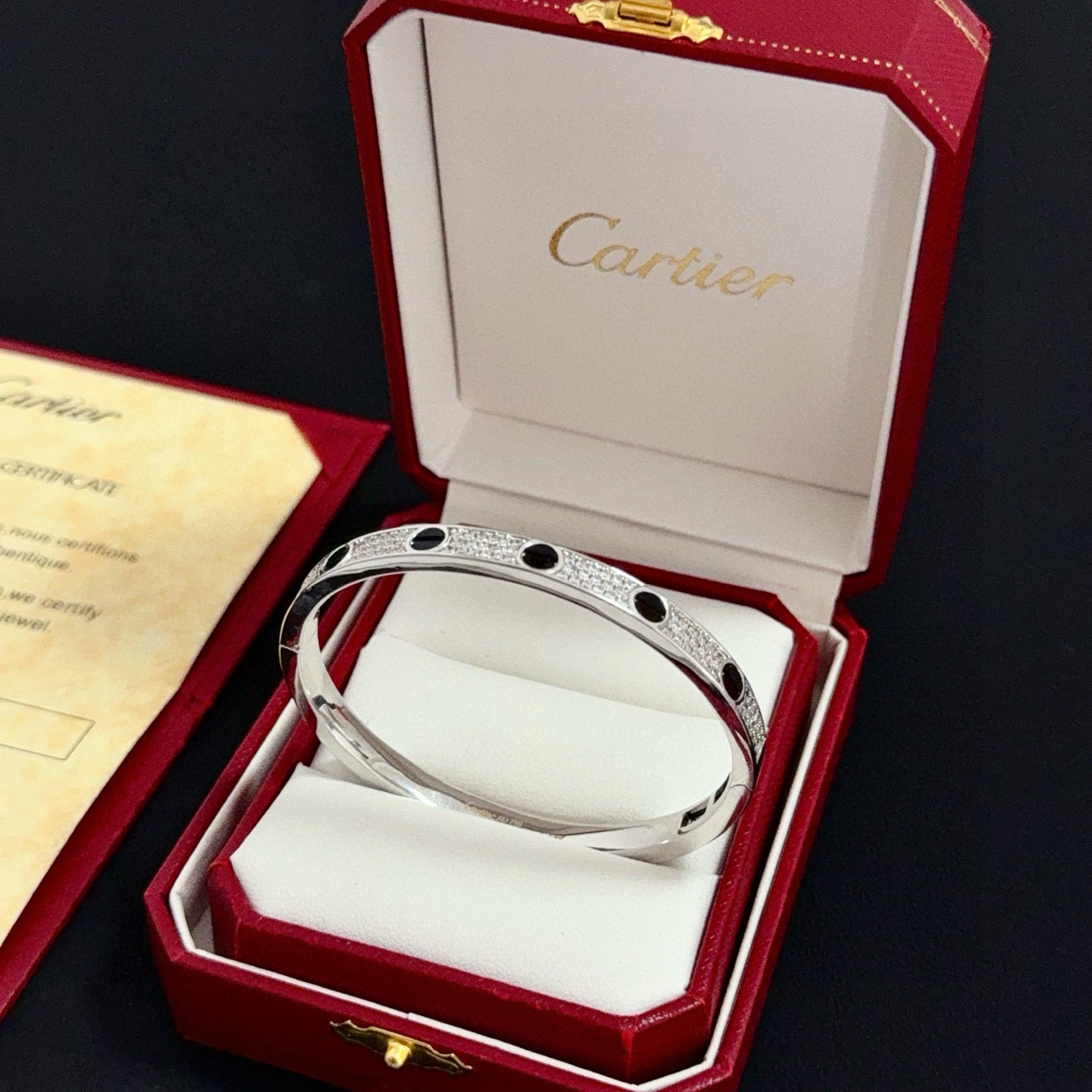 卡地亚镶钻手镯 高端定制版本 镶嵌钻工艺 V金材质 经典而时尚风格 用凌厉线条重构爱情美学！打破常规，镶