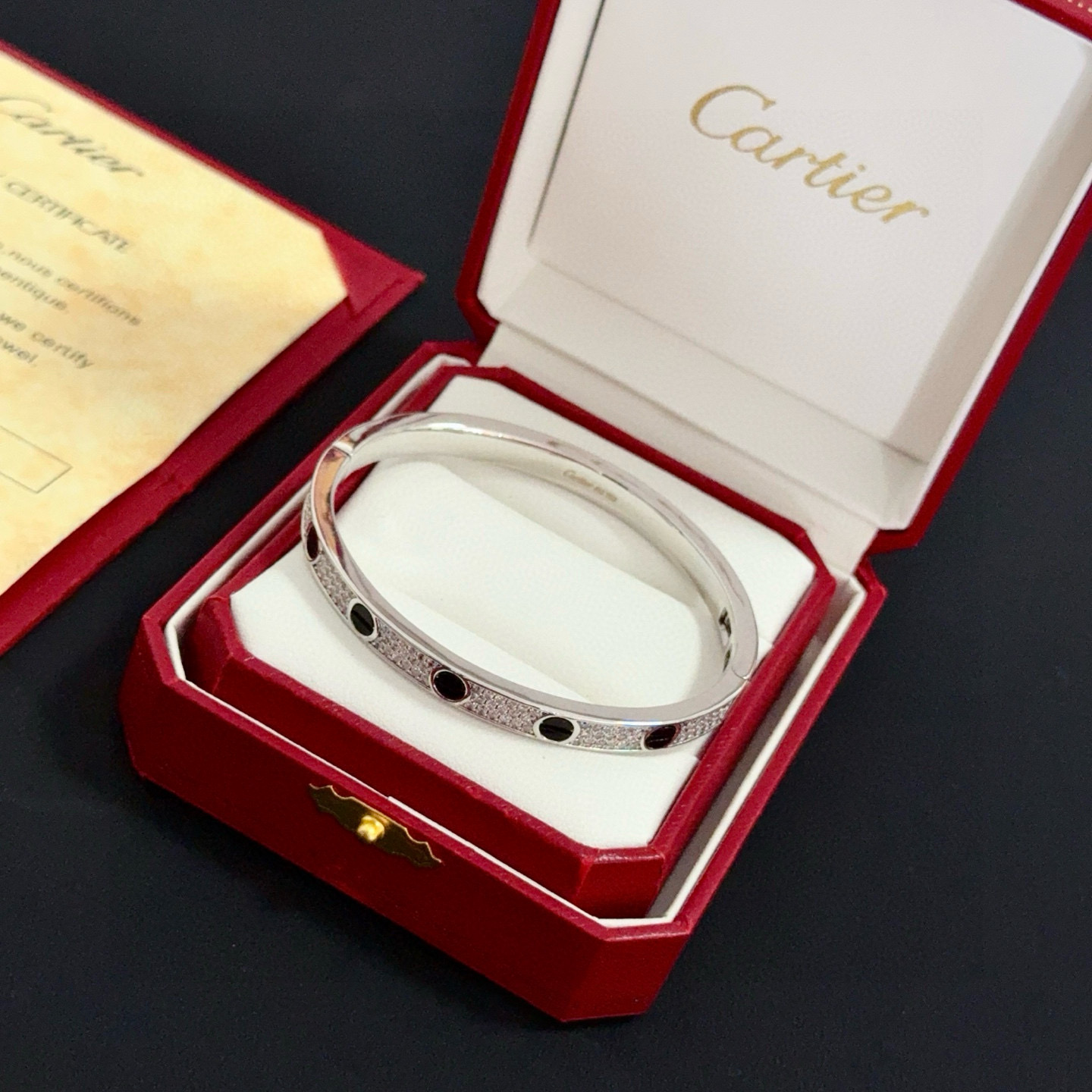 卡地亚镶钻手镯 高端定制版本 镶嵌钻工艺 V金材质 经典而时尚风格 用凌厉线条重构爱情美学！打破常规，镶