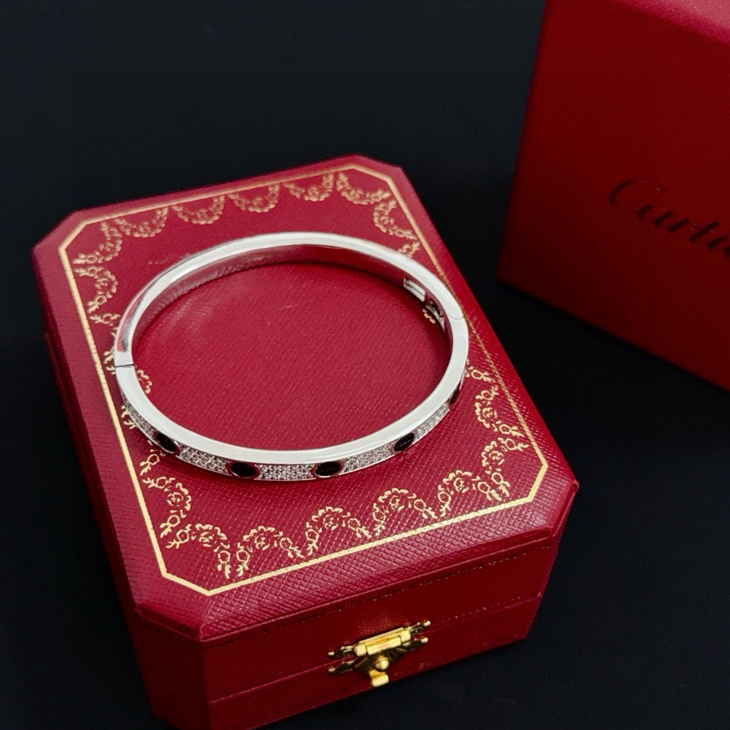 卡地亚镶钻手镯 高端定制版本 镶嵌钻工艺 V金材质 经典而时尚风格 用凌厉线条重构爱情美学！打破常规，镶