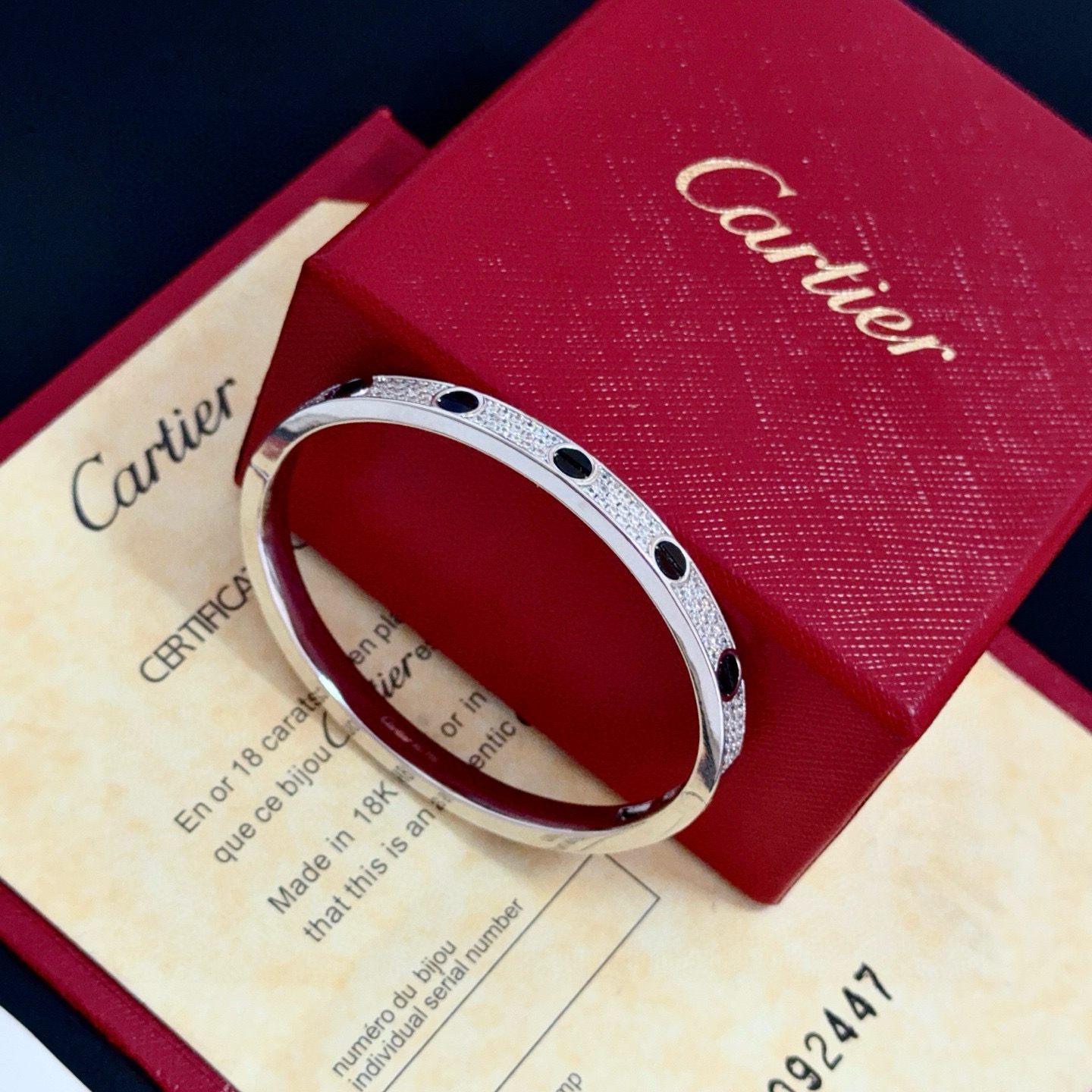 卡地亚镶钻手镯 高端定制版本 镶嵌钻工艺 V金材质 经典而时尚风格 用凌厉线条重构爱情美学！打破常规，镶