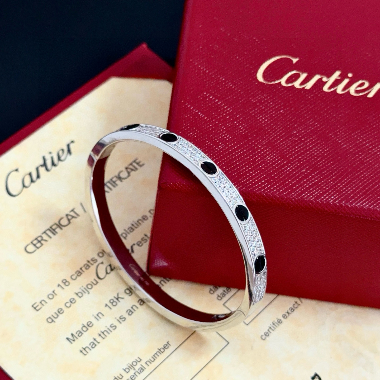 卡地亚镶钻手镯 高端定制版本 镶嵌钻工艺 V金材质 经典而时尚风格 用凌厉线条重构爱情美学！打破常规，镶