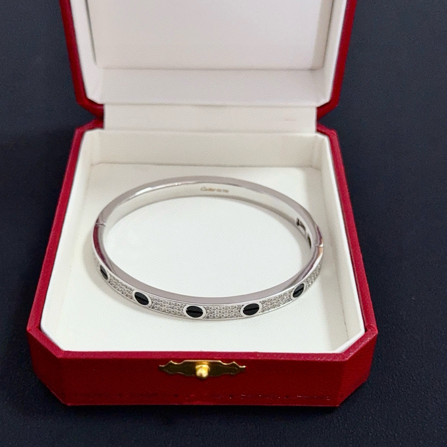 卡地亚镶钻手镯 高端定制版本 镶嵌钻工艺 V金材质 经典而时尚风格 用凌厉线条重构爱情美学！打破常规，镶