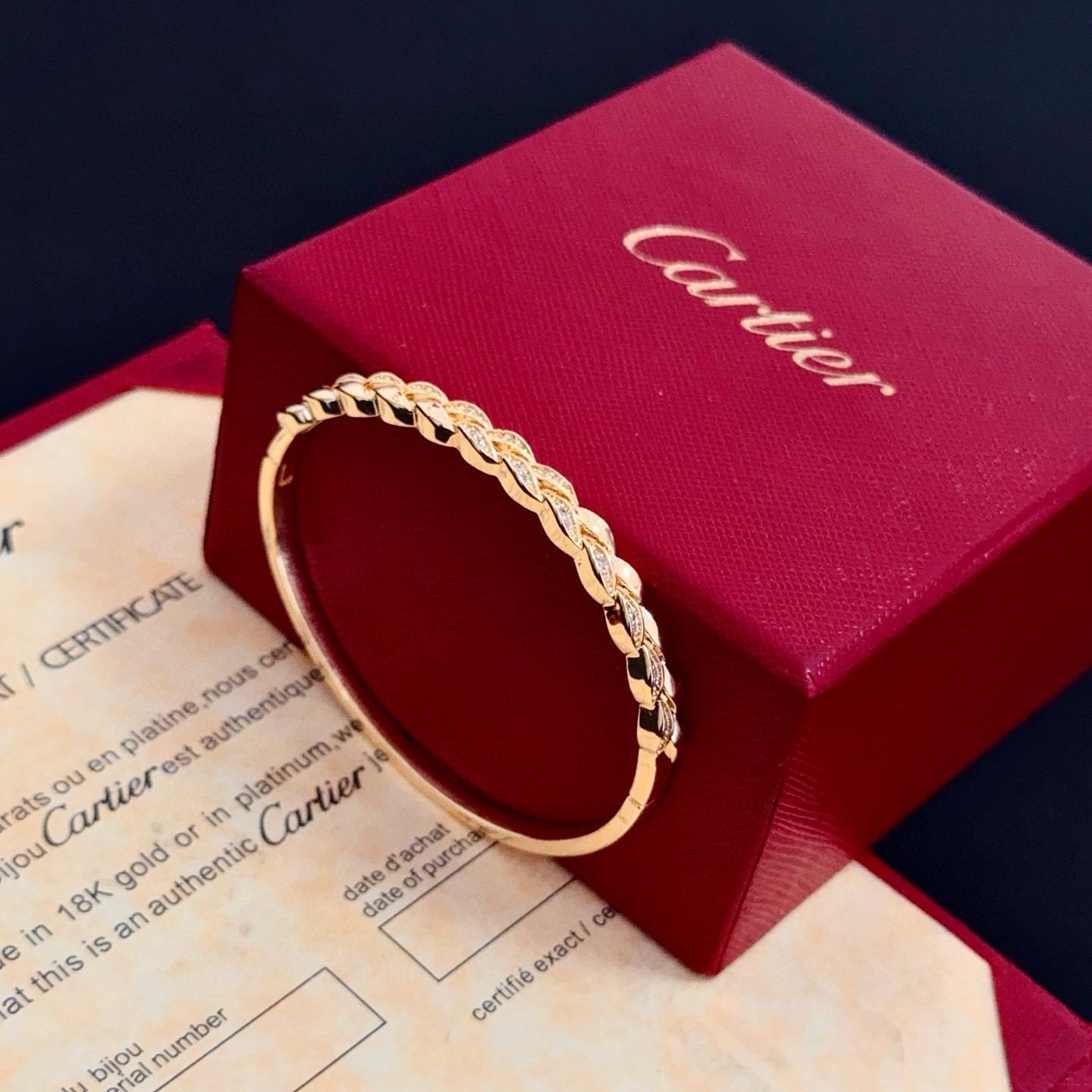 卡地亚镶钻手镯 高端定制版本 镶嵌钻工艺 V金材质 经典而时尚风格 用凌厉线条重构爱情美学！打破常规，镶