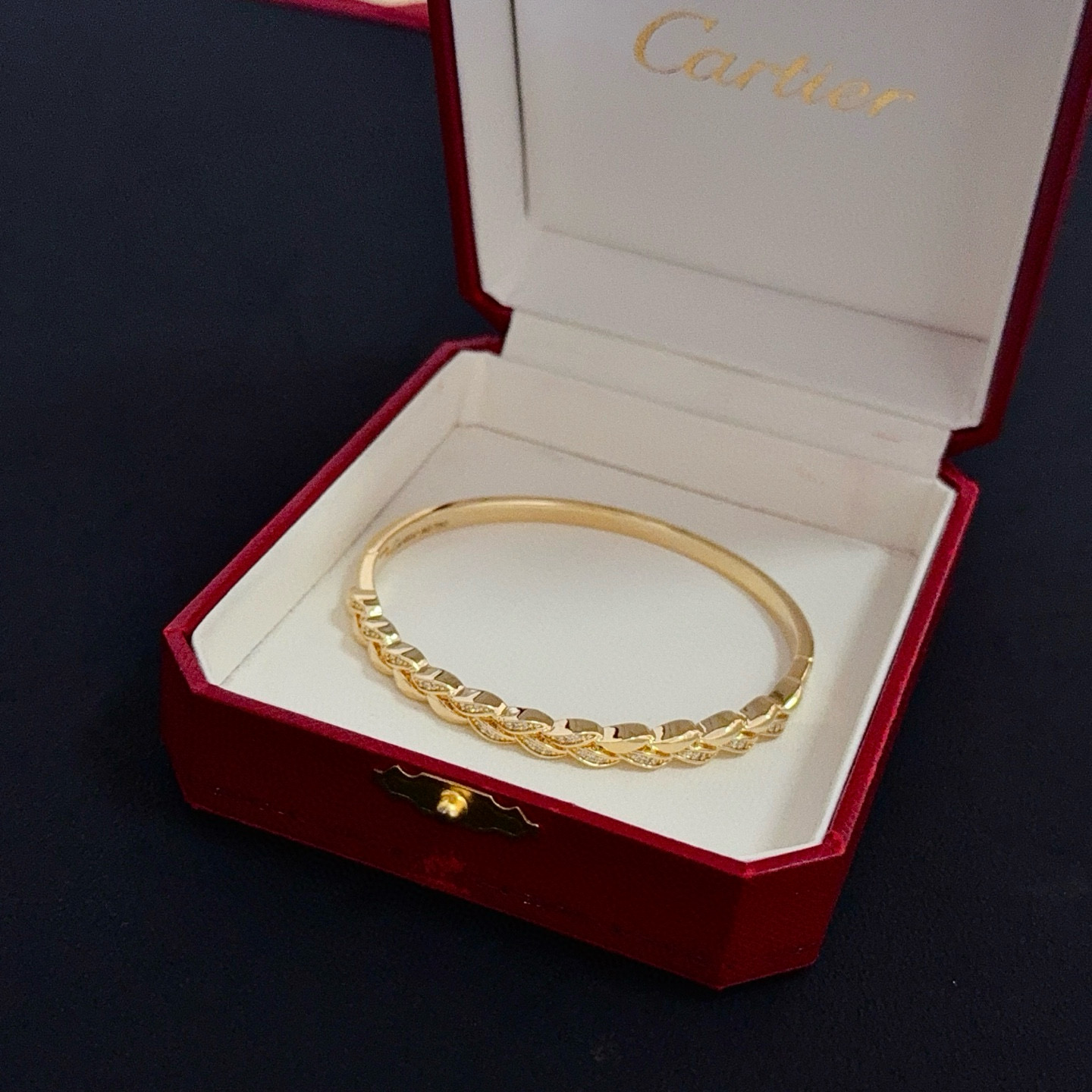 卡地亚镶钻手镯 高端定制版本 镶嵌钻工艺 V金材质 经典而时尚风格 用凌厉线条重构爱情美学！打破常规，镶