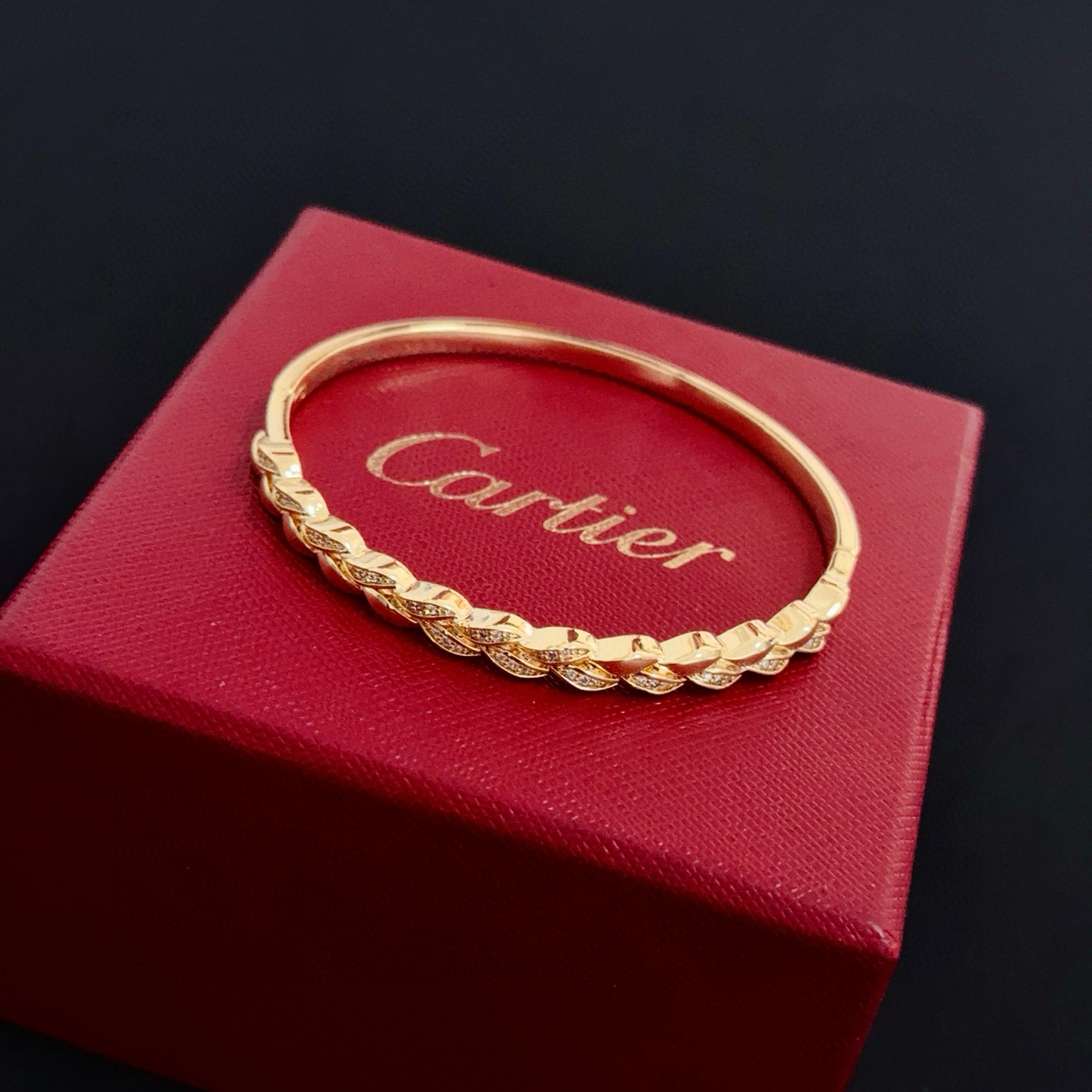 卡地亚镶钻手镯 高端定制版本 镶嵌钻工艺 V金材质 经典而时尚风格 用凌厉线条重构爱情美学！打破常规，镶