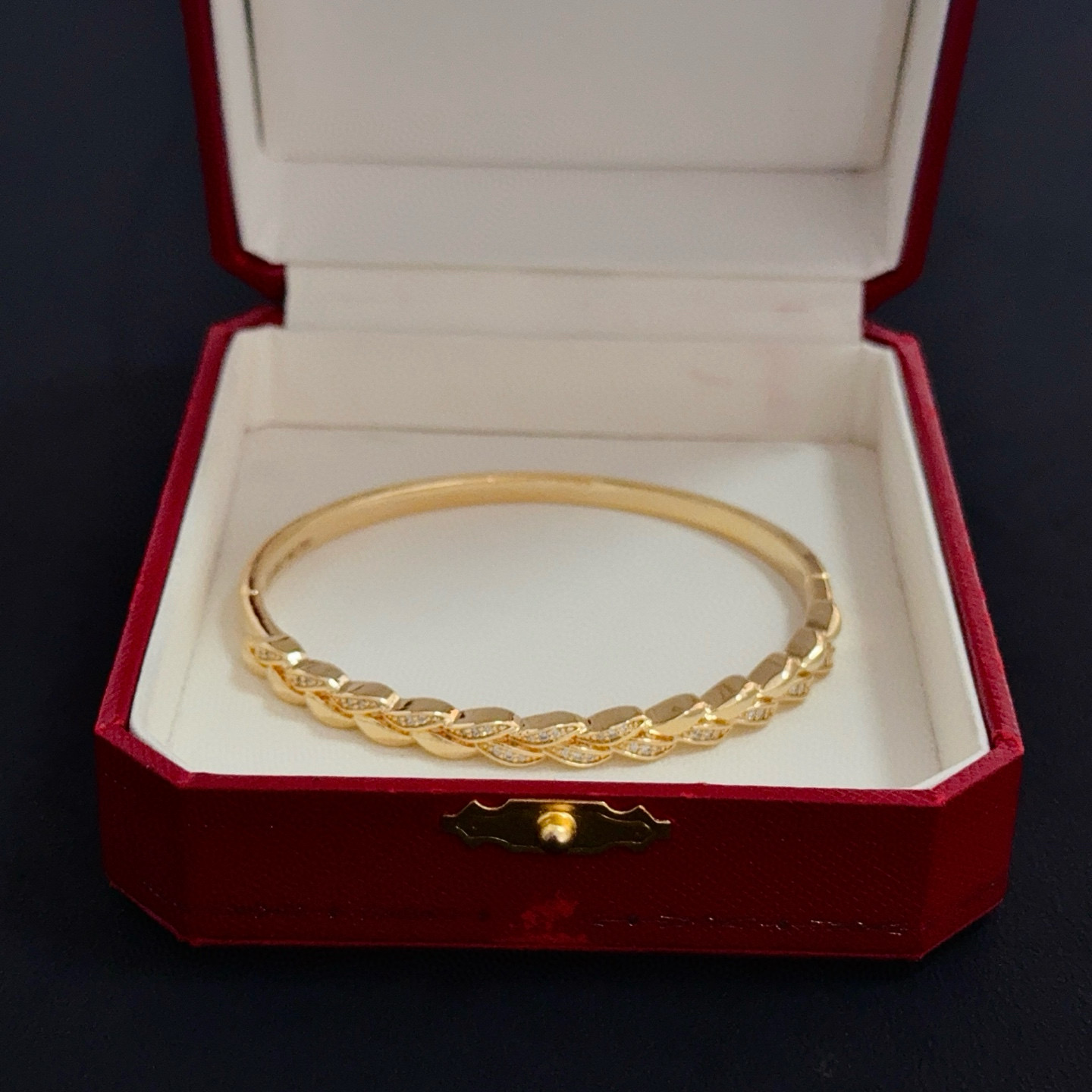 卡地亚镶钻手镯 高端定制版本 镶嵌钻工艺 V金材质 经典而时尚风格 用凌厉线条重构爱情美学！打破常规，镶