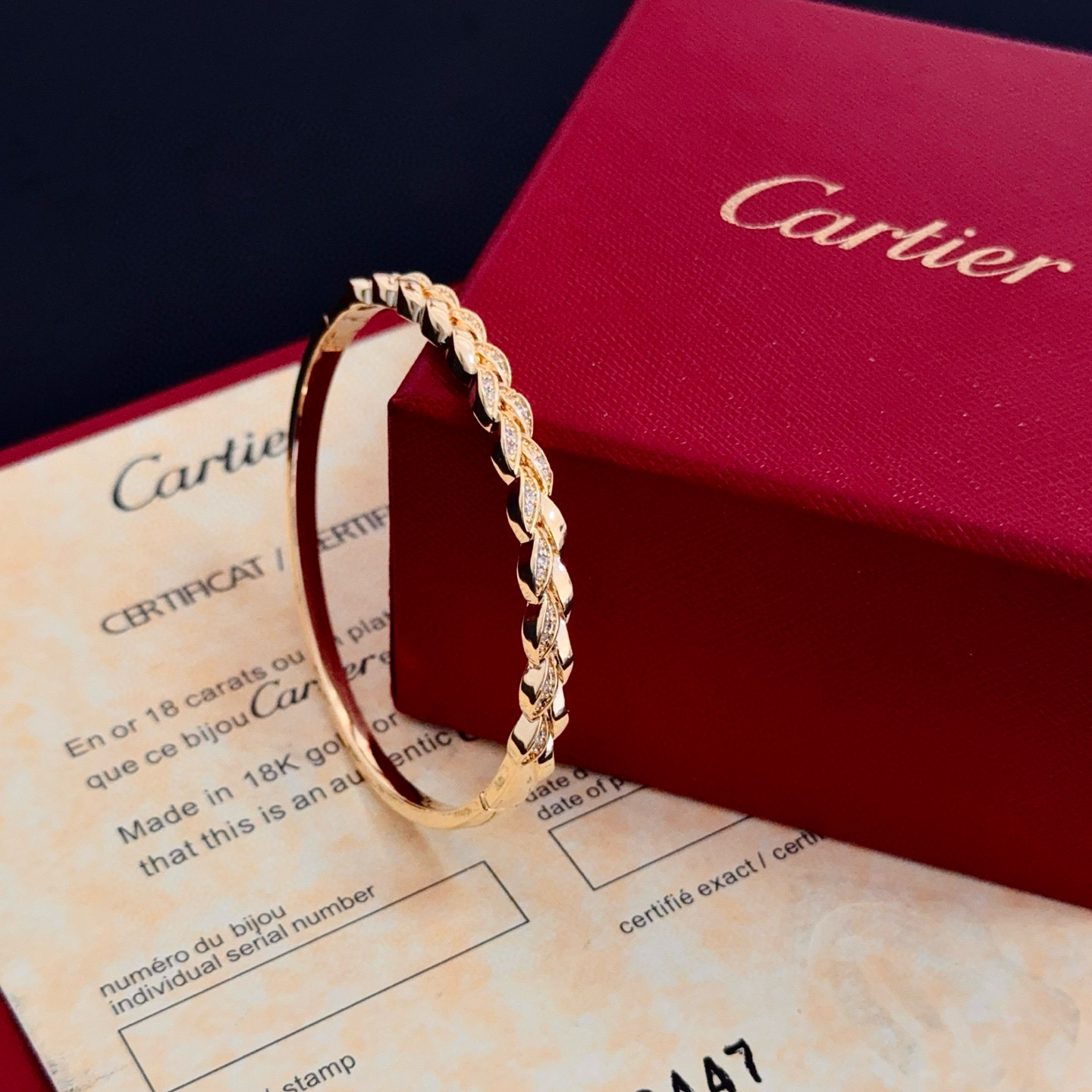 卡地亚镶钻手镯 高端定制版本 镶嵌钻工艺 V金材质 经典而时尚风格 用凌厉线条重构爱情美学！打破常规，镶
