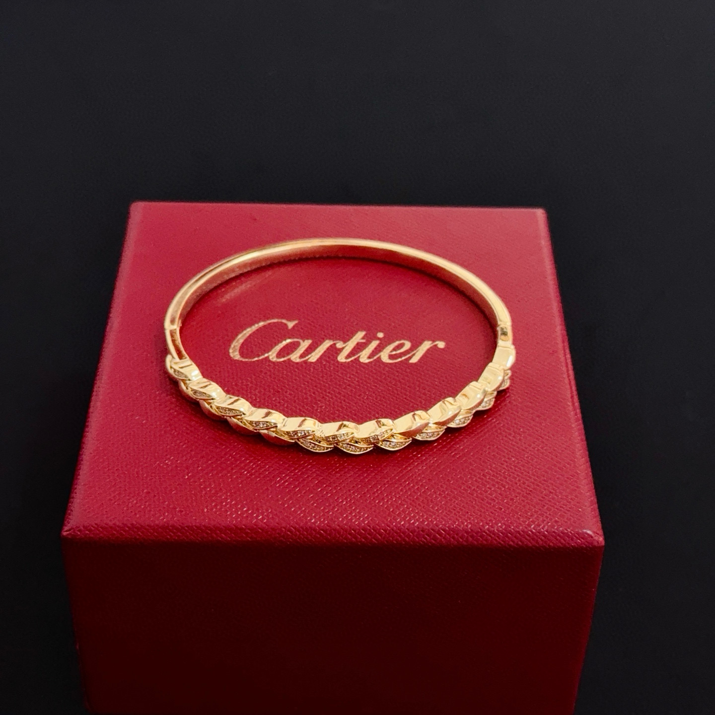 卡地亚镶钻手镯 高端定制版本 镶嵌钻工艺 V金材质 经典而时尚风格 用凌厉线条重构爱情美学！打破常规，镶