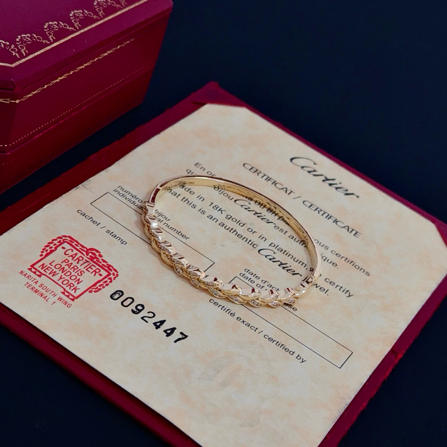 卡地亚镶钻手镯 高端定制版本 镶嵌钻工艺 V金材质 经典而时尚风格 用凌厉线条重构爱情美学！打破常规，镶