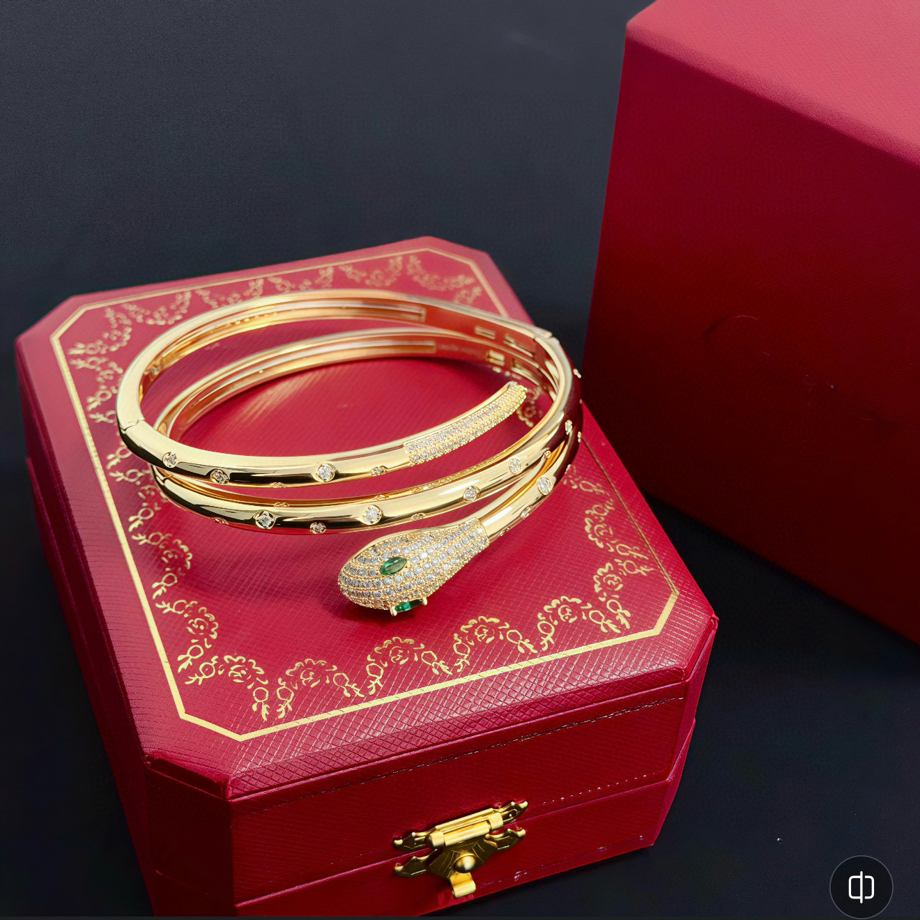 卡地亚镶钻手镯 高端定制版本 镶嵌钻工艺 V金材质 经典而时尚风格 用凌厉线条重构爱情美学！打破常规，镶