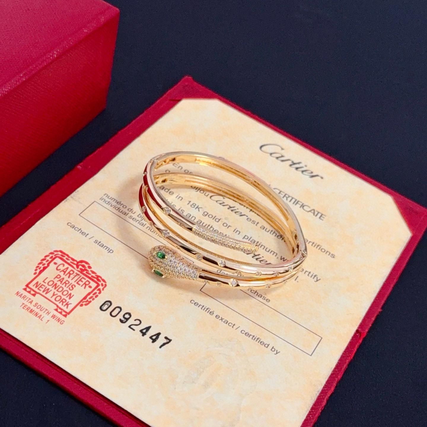 卡地亚镶钻手镯 高端定制版本 镶嵌钻工艺 V金材质 经典而时尚风格 用凌厉线条重构爱情美学！打破常规，镶