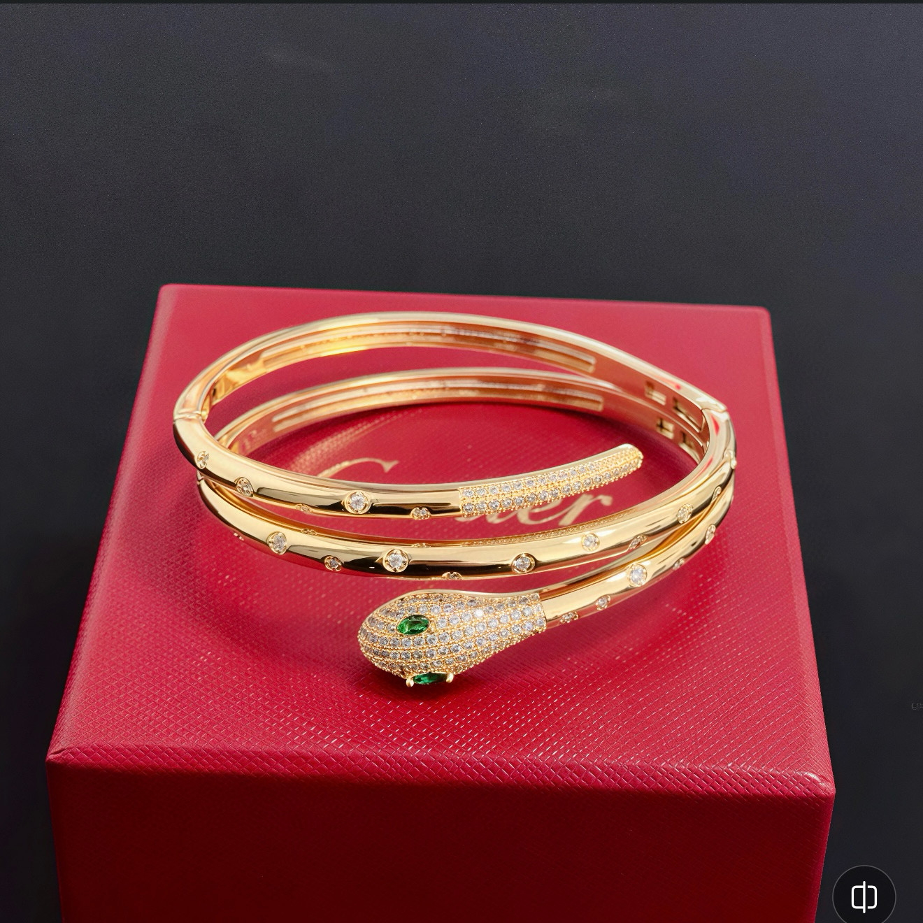 卡地亚镶钻手镯 高端定制版本 镶嵌钻工艺 V金材质 经典而时尚风格 用凌厉线条重构爱情美学！打破常规，镶