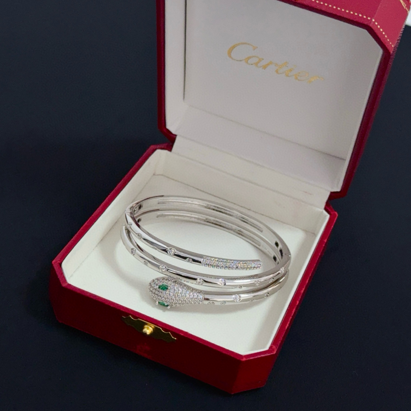 卡地亚镶钻手镯 高端定制版本 镶嵌钻工艺 V金材质 经典而时尚风格 用凌厉线条重构爱情美学！打破常规，镶