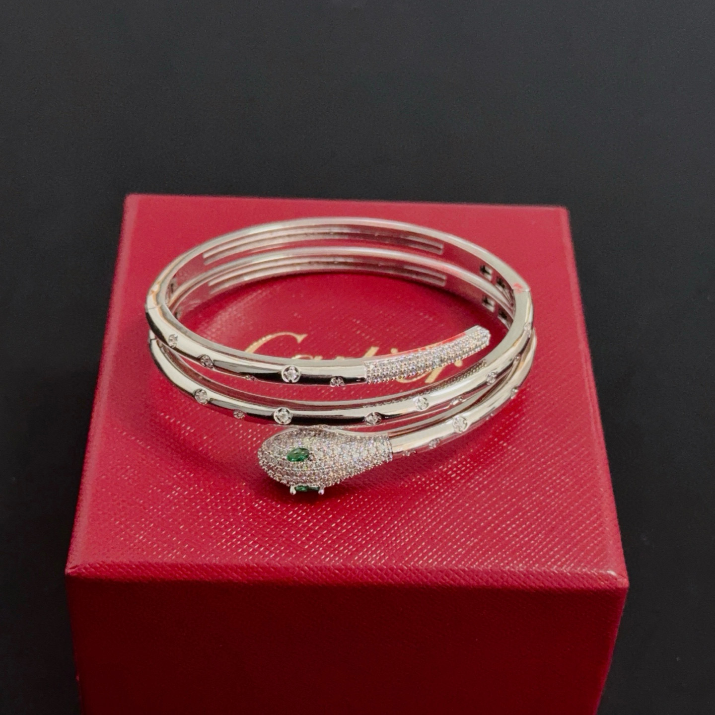 卡地亚镶钻手镯 高端定制版本 镶嵌钻工艺 V金材质 经典而时尚风格 用凌厉线条重构爱情美学！打破常规，镶